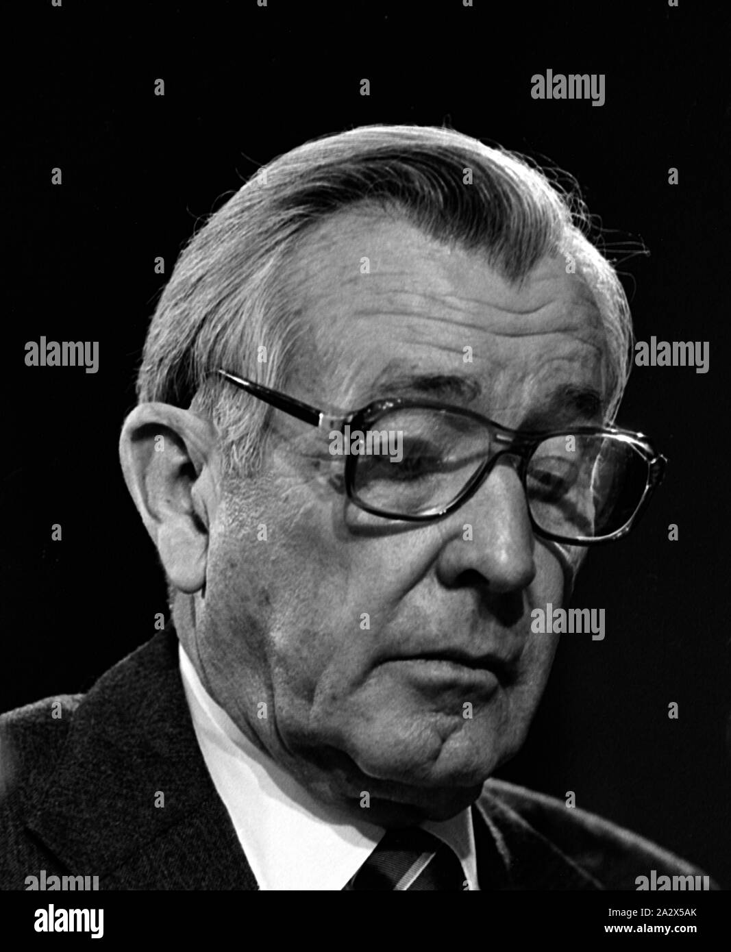 Washington DC. USA, Februar 2, 1984 Finanzminister Donald Regan bezeugt an den Finanzausschuss über die Verwaltungen Geschäftsjahr 1985 Budget Vorschläge Stockfoto