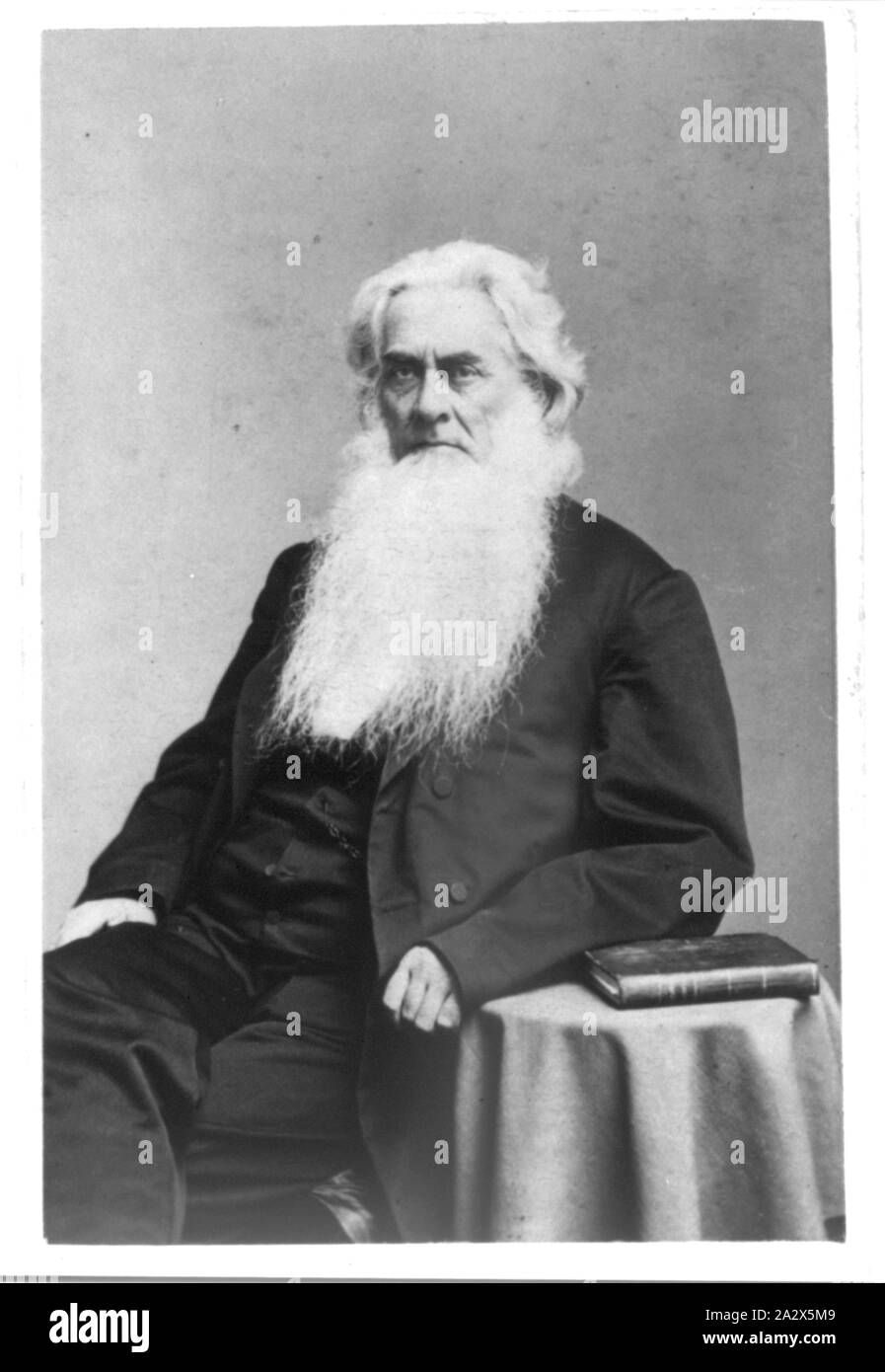 Pfr. Dr. Clifford H. Plumer (), drei-viertel länge Porträt, mit dem linken Arm ruht auf einem kleinen Tisch sitzt, nach links Stockfoto