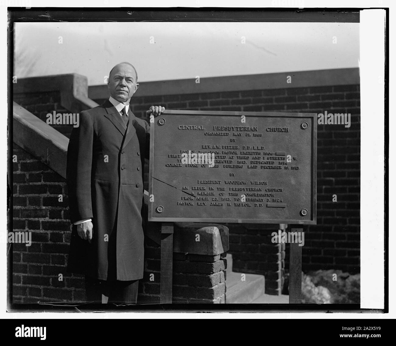 Rev. J.H. Taylor mit Wilson Gedenktafel, 1/25/25. Stockfoto