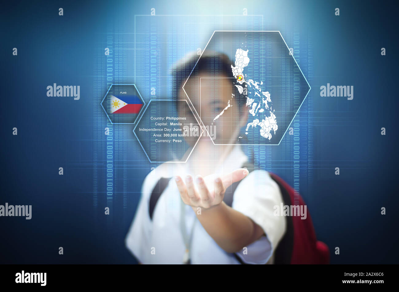 School Boy präsentiert einen virtuellen Bildschirm hologramm Technologie des Landes Philippinen mit Fakten. Isolierte blauer Hintergrund mit vignette Wirkung. Stockfoto