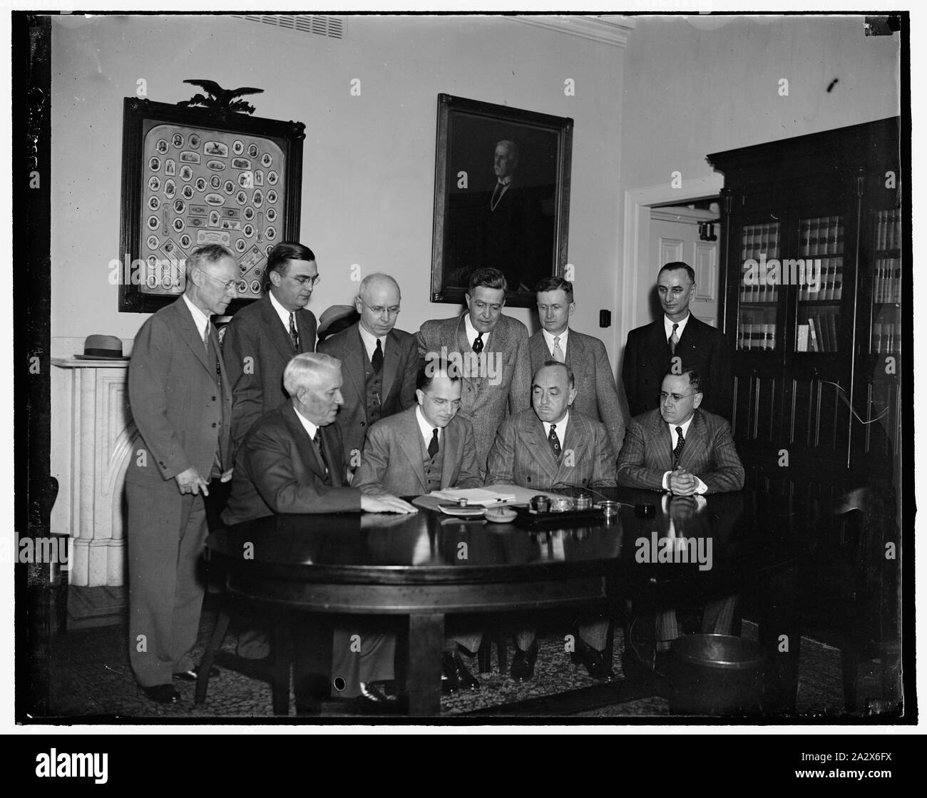 Einnahmen Agenten Treffen mit eigenen Beamten. Washington, D.C., 12. Interne Erlöse, die Agenten von 37 wichtigen Städten in den Vereinigten Staaten und Alaska heute begann eine 4-tägige Konferenz mit eigenen Beamten zu entwickeln bedeutet, der Beschleunigung und Verbesserung der Vor-Ort-Prüfungen von Einkommensteuererklärungen. Sekretär Morgenthau sagte der Teilnehmer, dass sie eine große Verantwortung im Zusammenhang mit der Finanzierung und einen ausgeglichenen Haushalt hatte. Ihre Aufgabe war es, wie er sagte, zu sehen, dass der Staat seine Einnahmen erhielt. Auf dem Foto von links nach rechts: (sitzend) Kerl T. Helvering, US-Kommissar der Finanzbehörde; Roswell Ma Stockfoto