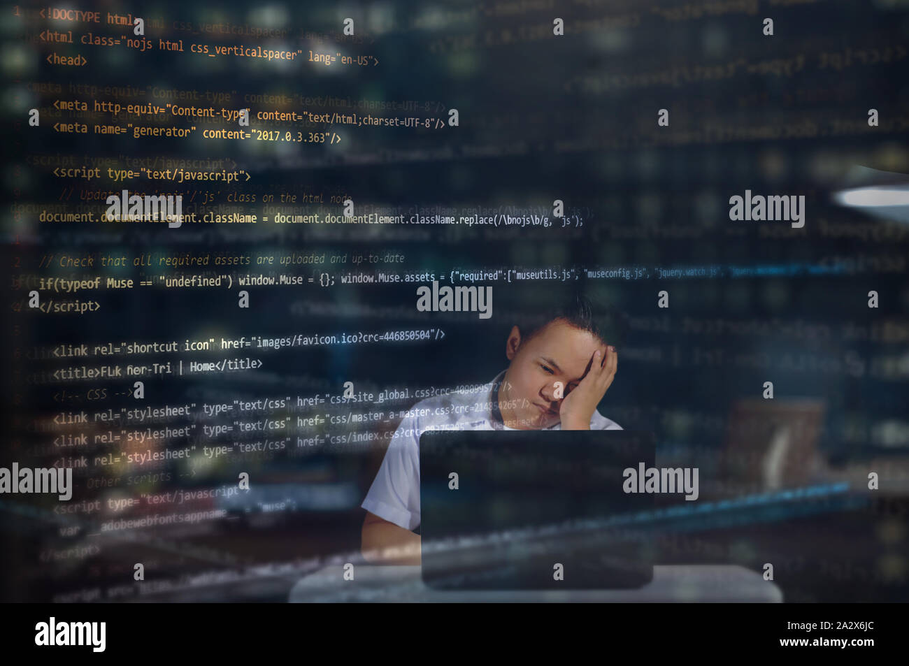 IT-Student Einschlafen während der Codierung für eine Website Projekt. Unmotiviert und faul Aussehen der jungen männlichen Studenten, die keine Leidenschaft in Web Entwicklung hat. Stockfoto