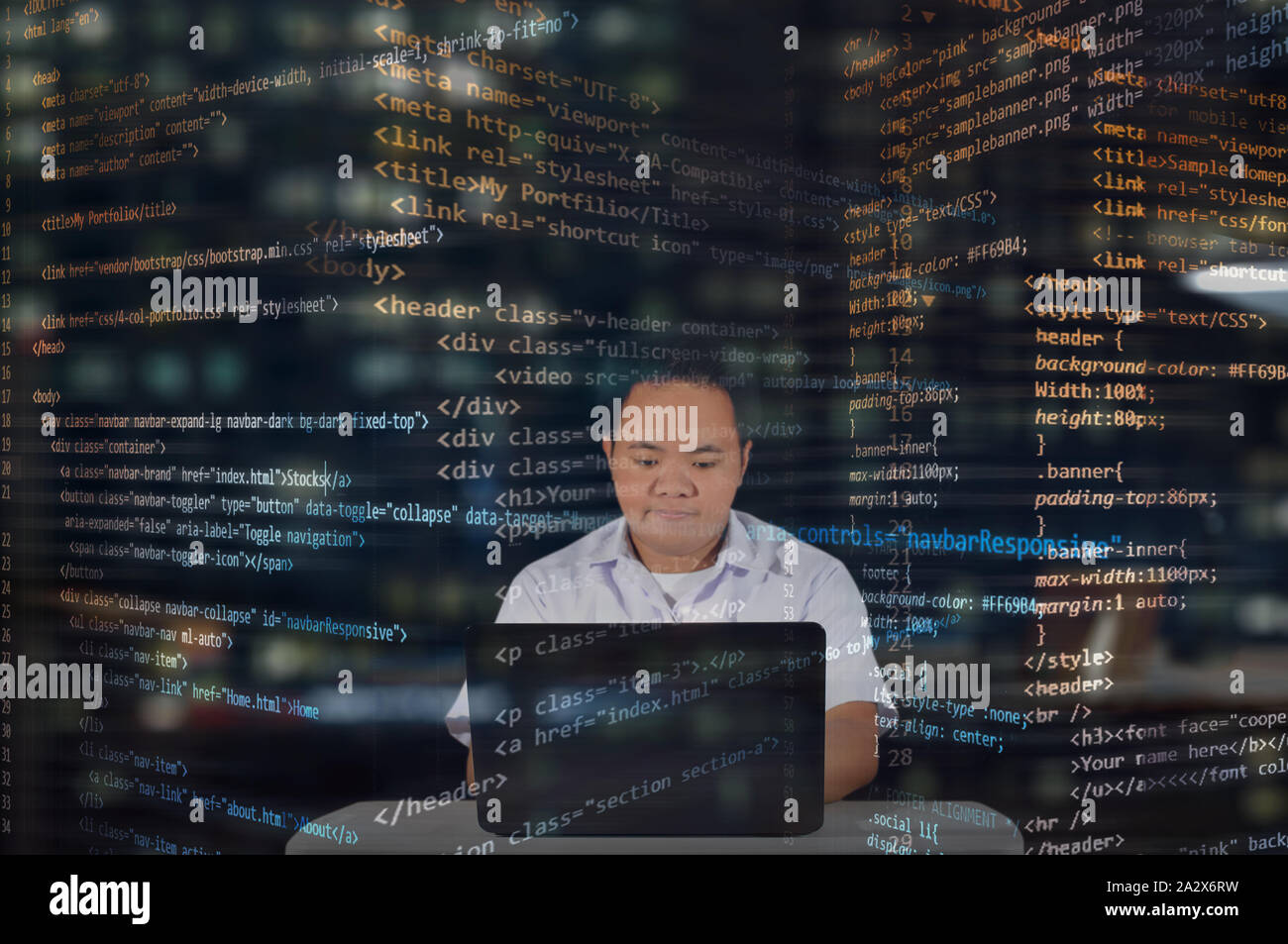 Eine fokussierte IT-Student schreiben Codes für den Aufbau von Webseiten und ein Platzen der Codes, die das Web Designer. Fokus und konzentriert Web Developer. Stockfoto