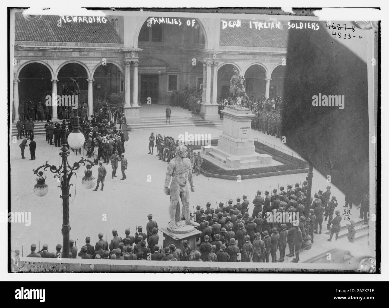 Lohnende Familien tot italienischer Soldaten Stockfoto