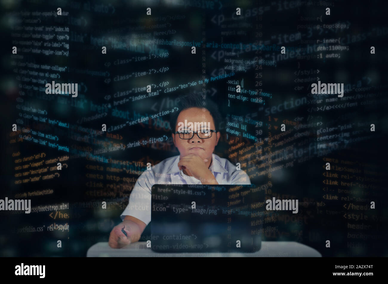 Informationstechnologie student sehr fokussiert und in Coding ernst und eine Website. HTML-Entwicklung. Stockfoto