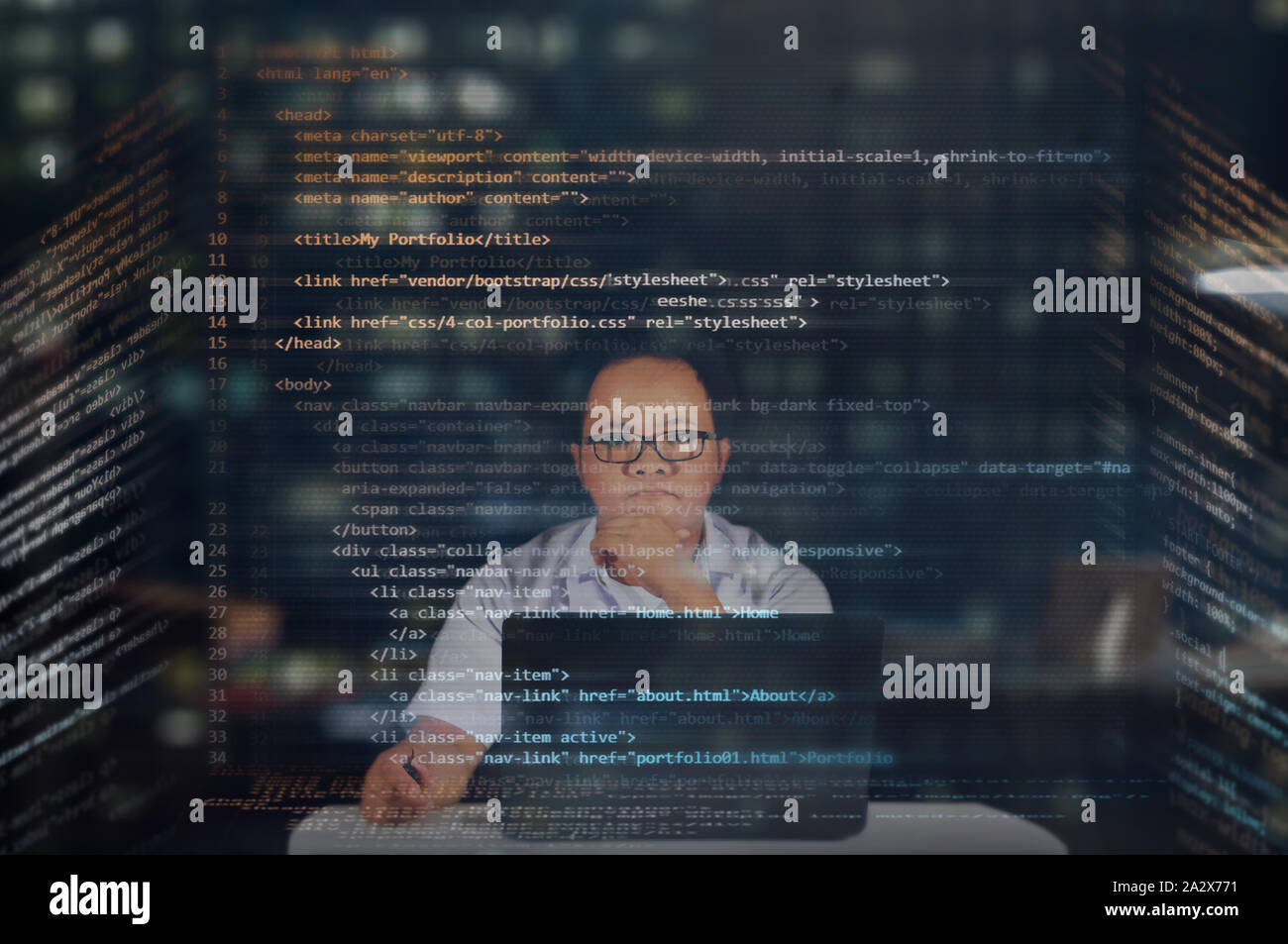 Junge es männliche Kursteilnehmer lesen seiner HTML-Codes auf einem virtuellen Hologramm Bildschirm mit seinem Laptop auf dem Schreibtisch projiziert. Denken und konzentriert arbeiten bei Nacht Stockfoto