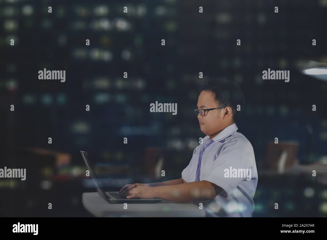 Über Nacht arbeiten. Schüler lernen und Hausaufgaben mit Laptop in der Nacht. Fleißige Mitarbeiter. Fleißige Mitarbeiter. Fleißige Geschäftsmann. Stockfoto