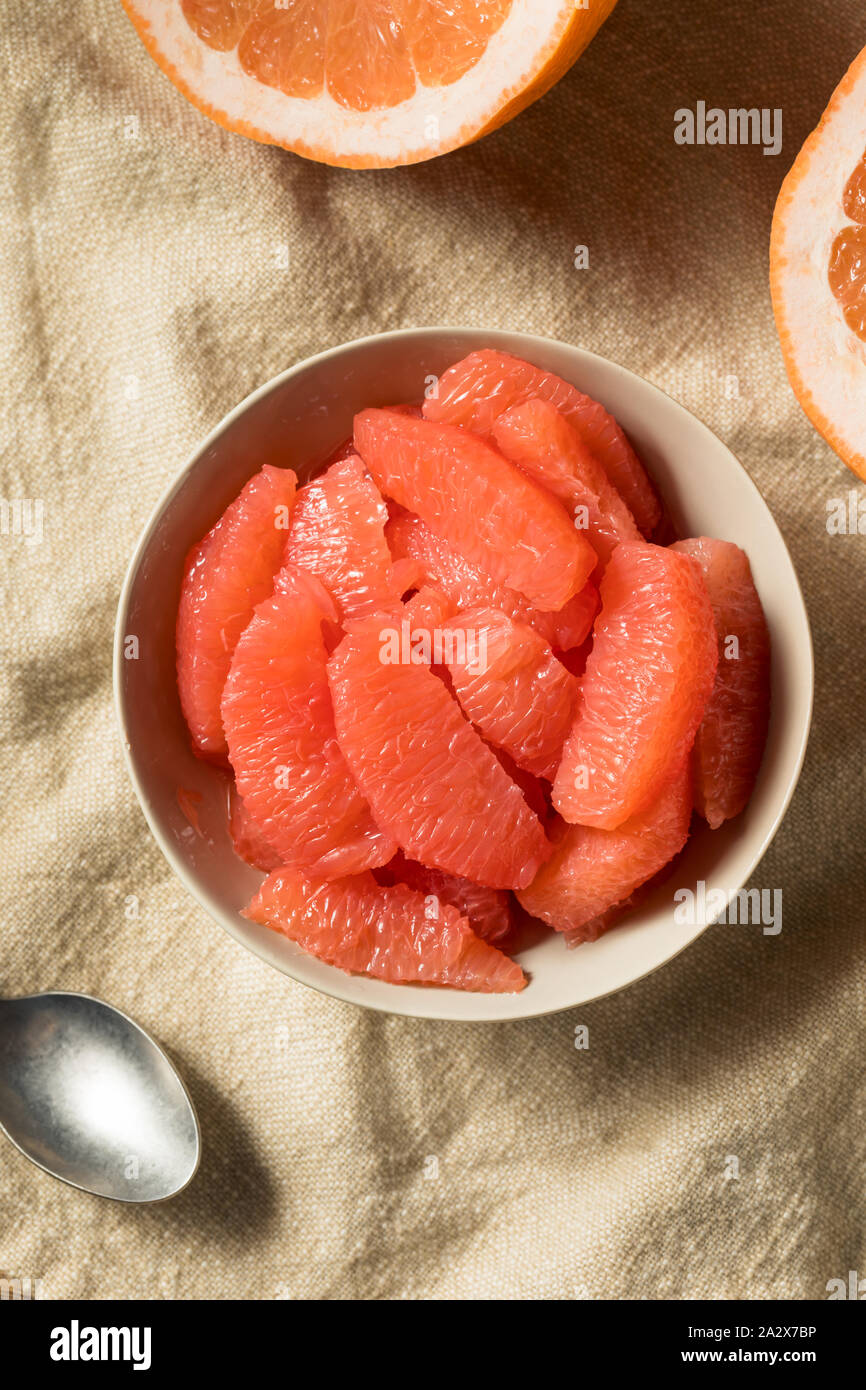 Raw roten Bio Pampelmuse Scheiben in eine Schüssel geben. Stockfoto