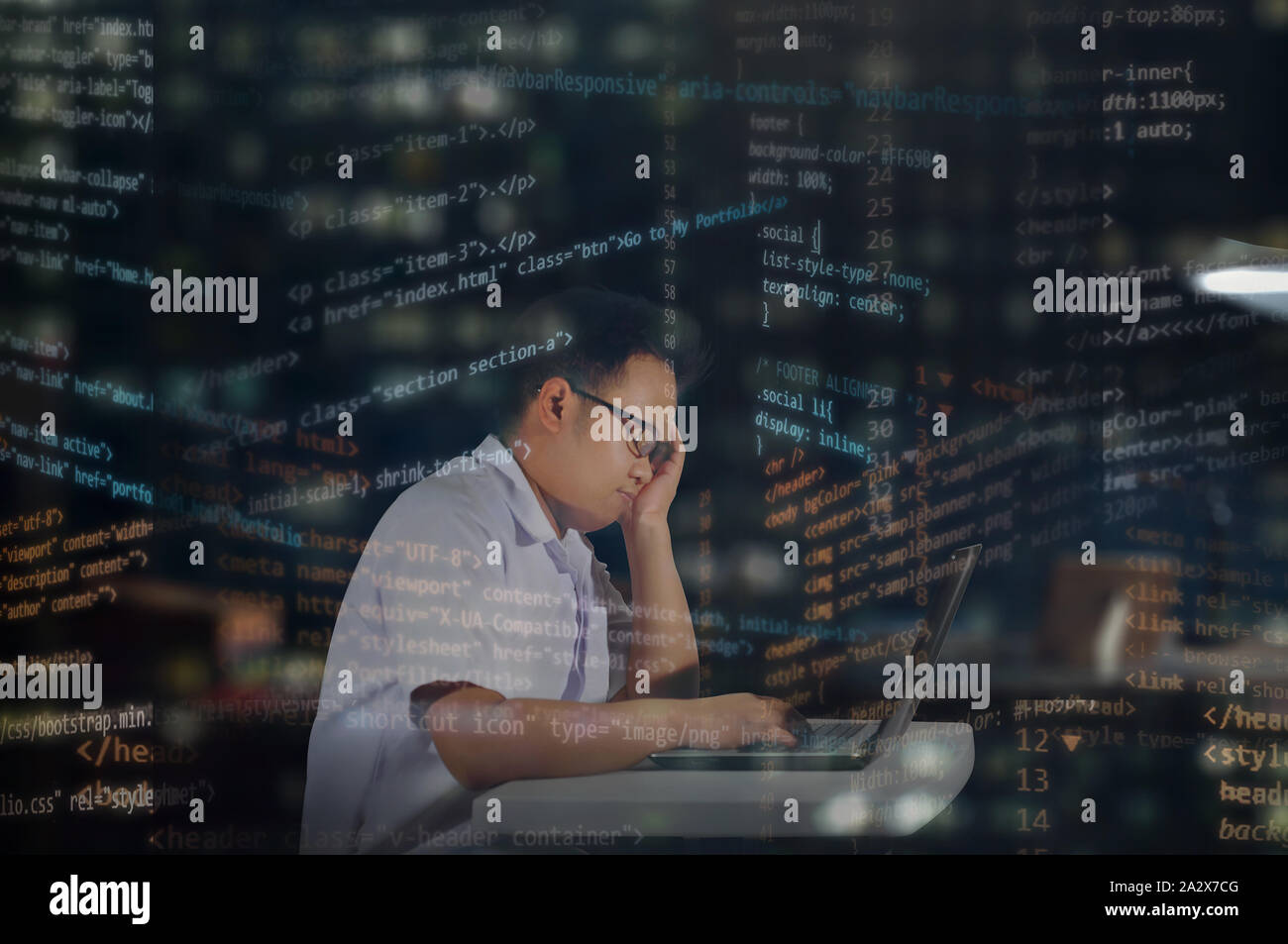 Jungen Asiatischen männliche Schüler in der Schule Uniform mit Brille von Overlay HTML Codes, müde und schläfrig nach dem Schreiben Codes für Website Entwicklung umgeben Stockfoto