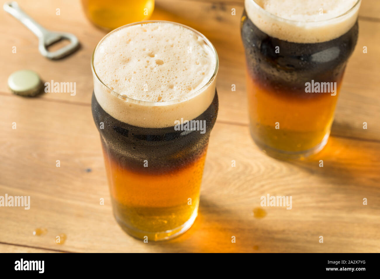 Alkoholische Apfelwein und Bier Black Velvet in einem Glas Stockfoto