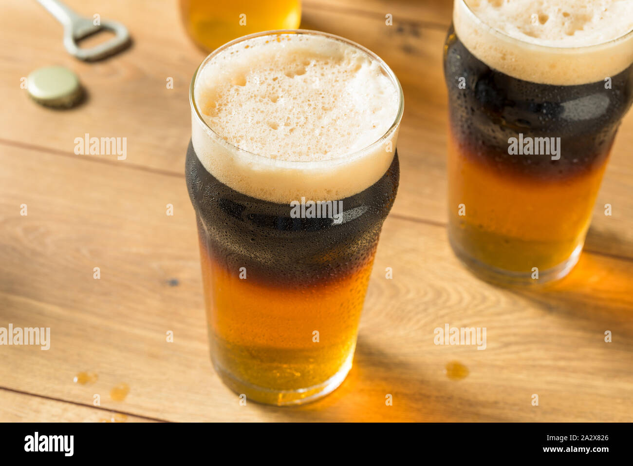 Alkoholische Apfelwein und Bier Black Velvet in einem Glas Stockfoto