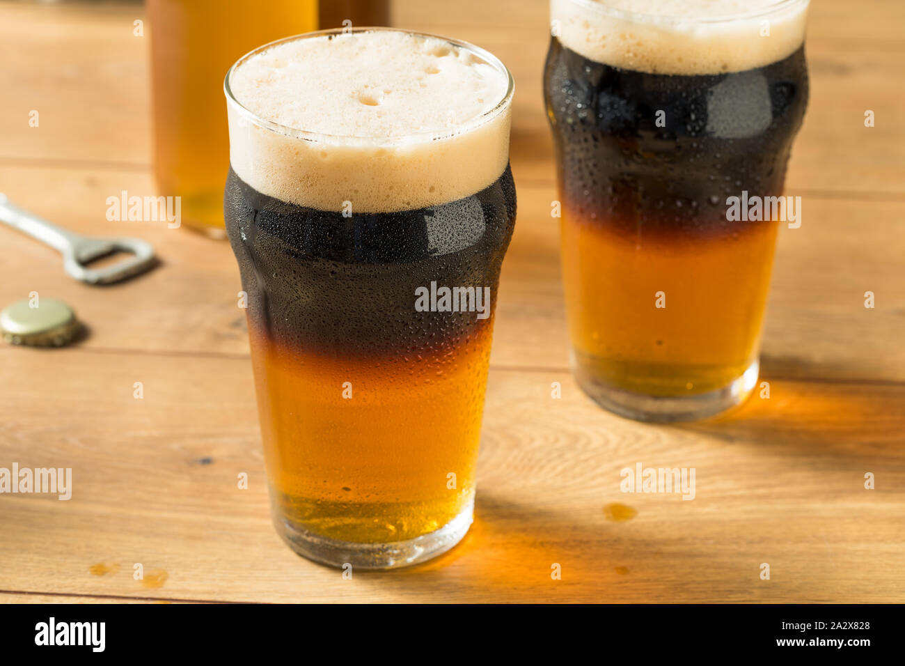 Alkoholische Apfelwein und Bier Black Velvet in einem Glas Stockfoto