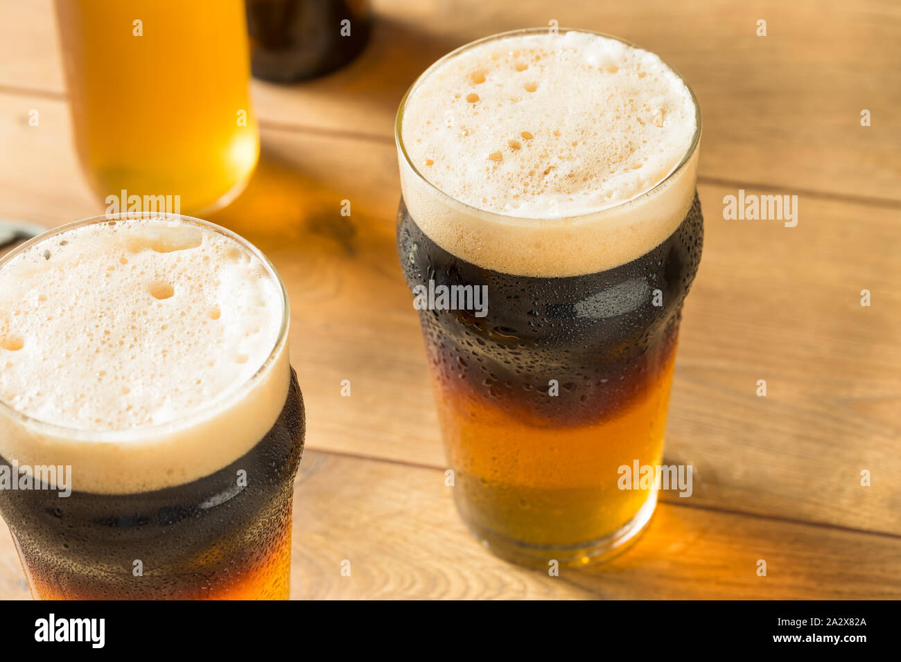 Alkoholische Apfelwein und Bier Black Velvet in einem Glas Stockfoto