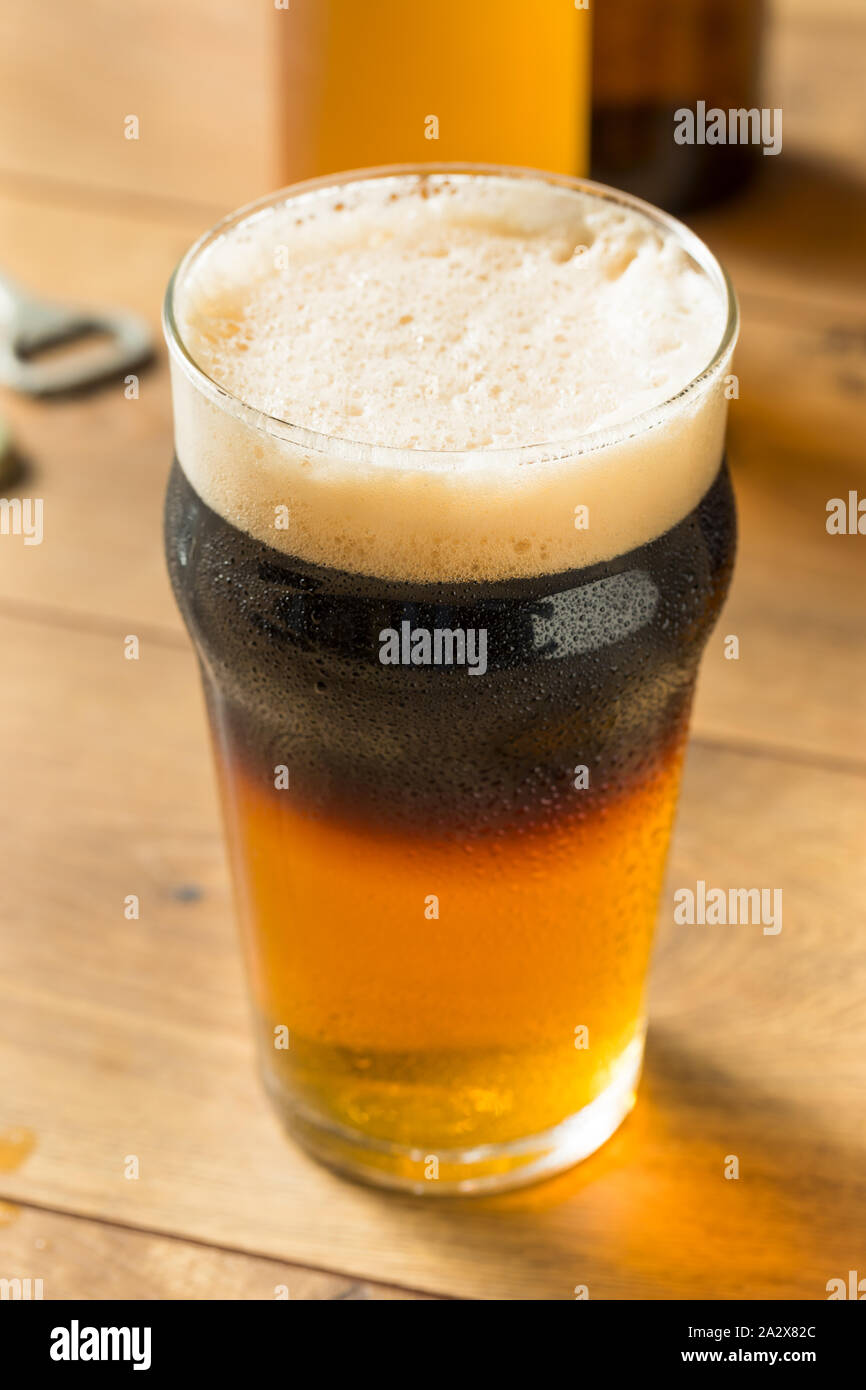 Alkoholische Apfelwein und Bier Black Velvet in einem Glas Stockfoto