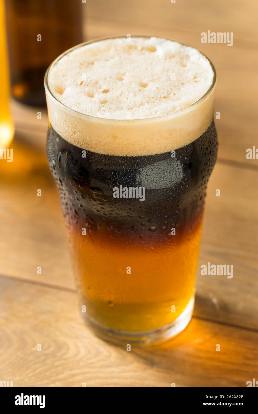 Alkoholische Apfelwein und Bier Black Velvet in einem Glas Stockfoto