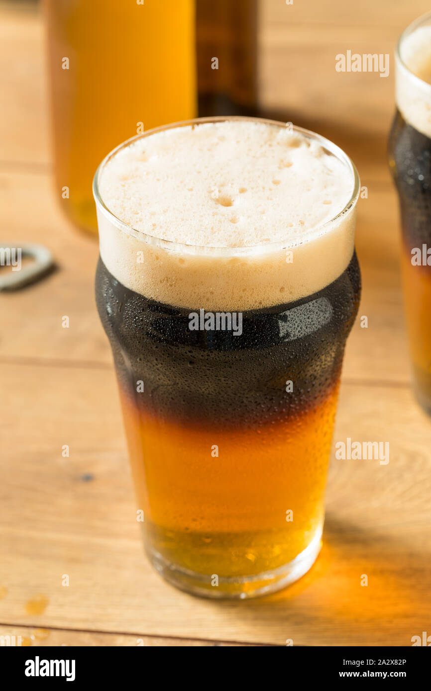 Alkoholische Apfelwein und Bier Black Velvet in einem Glas Stockfoto
