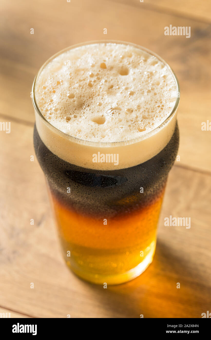 Alkoholische Apfelwein und Bier Black Velvet in einem Glas Stockfoto