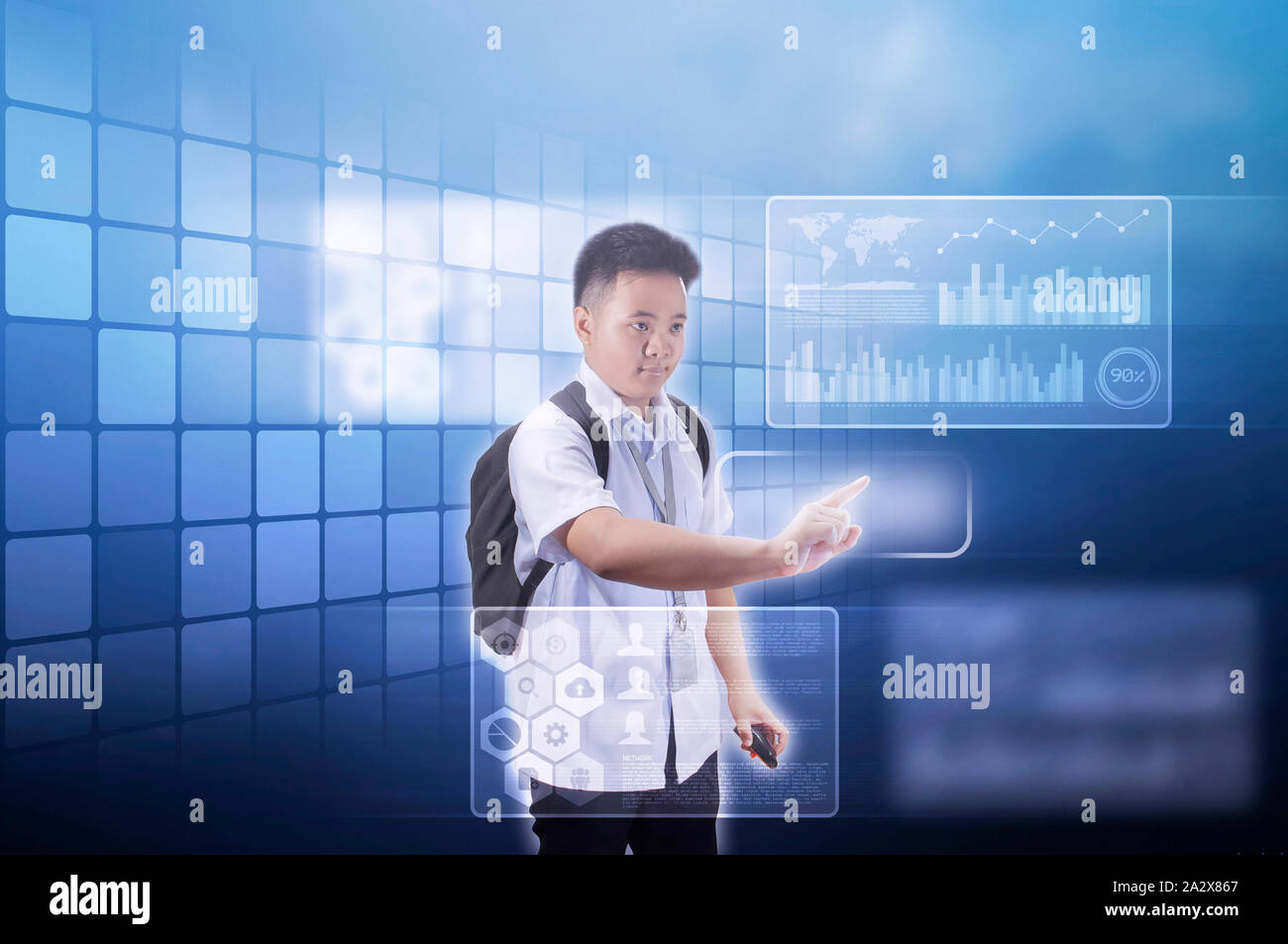 Teenager Jungen Schüler in der Schule Uniform mit Rucksack mit holografischen Bildschirm im voraus Technologie Konzept Stockfoto