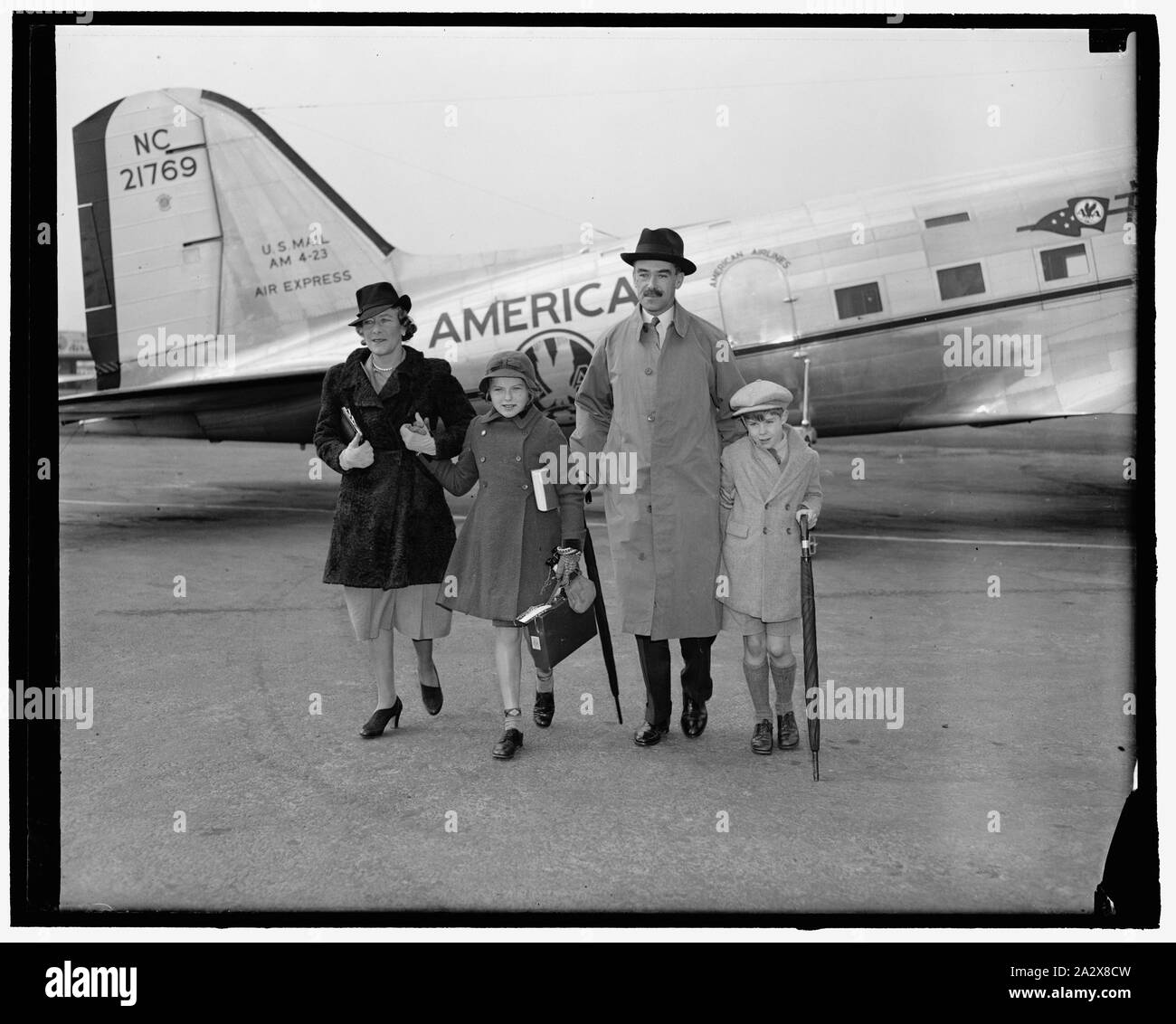 Richard Caey, Österreich, Siam Minister, & Familie am Flughafen Stockfoto