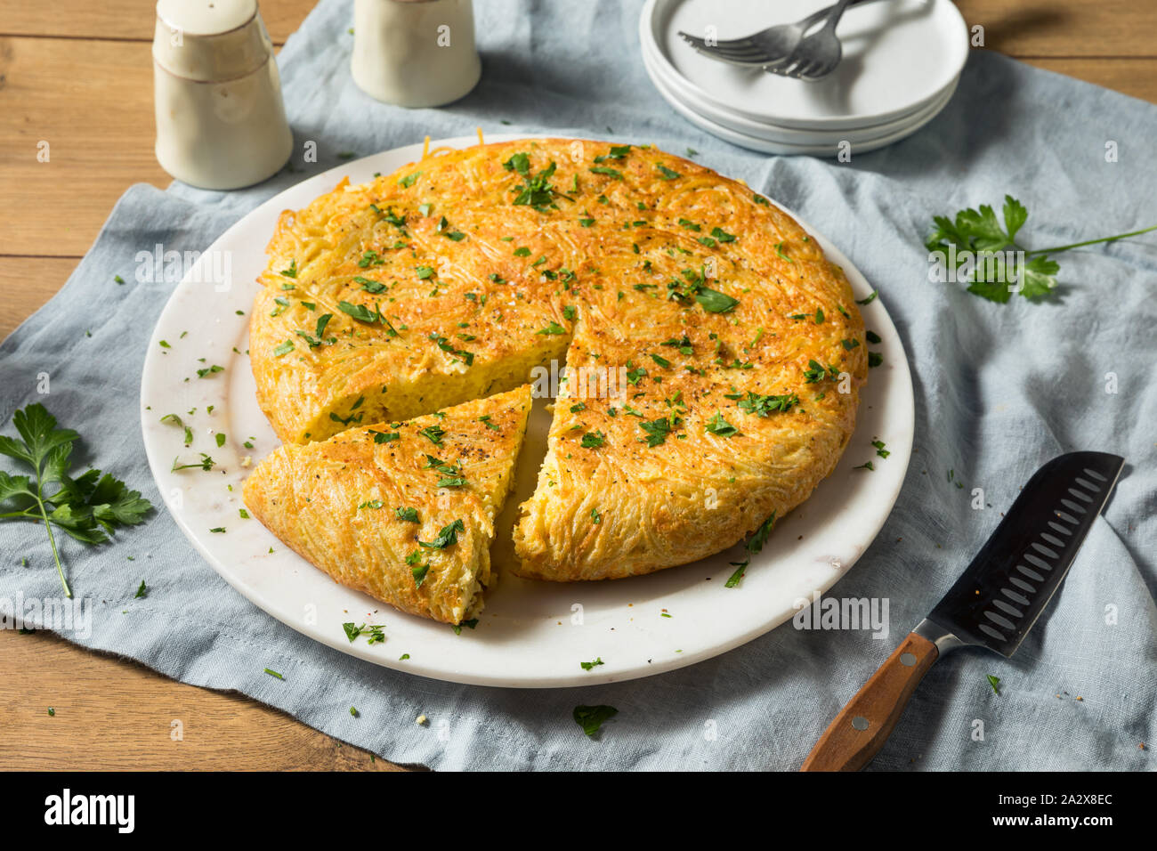 Hausgemachte Spaghetti Omelett mit Eiern und Petersilie Stockfoto