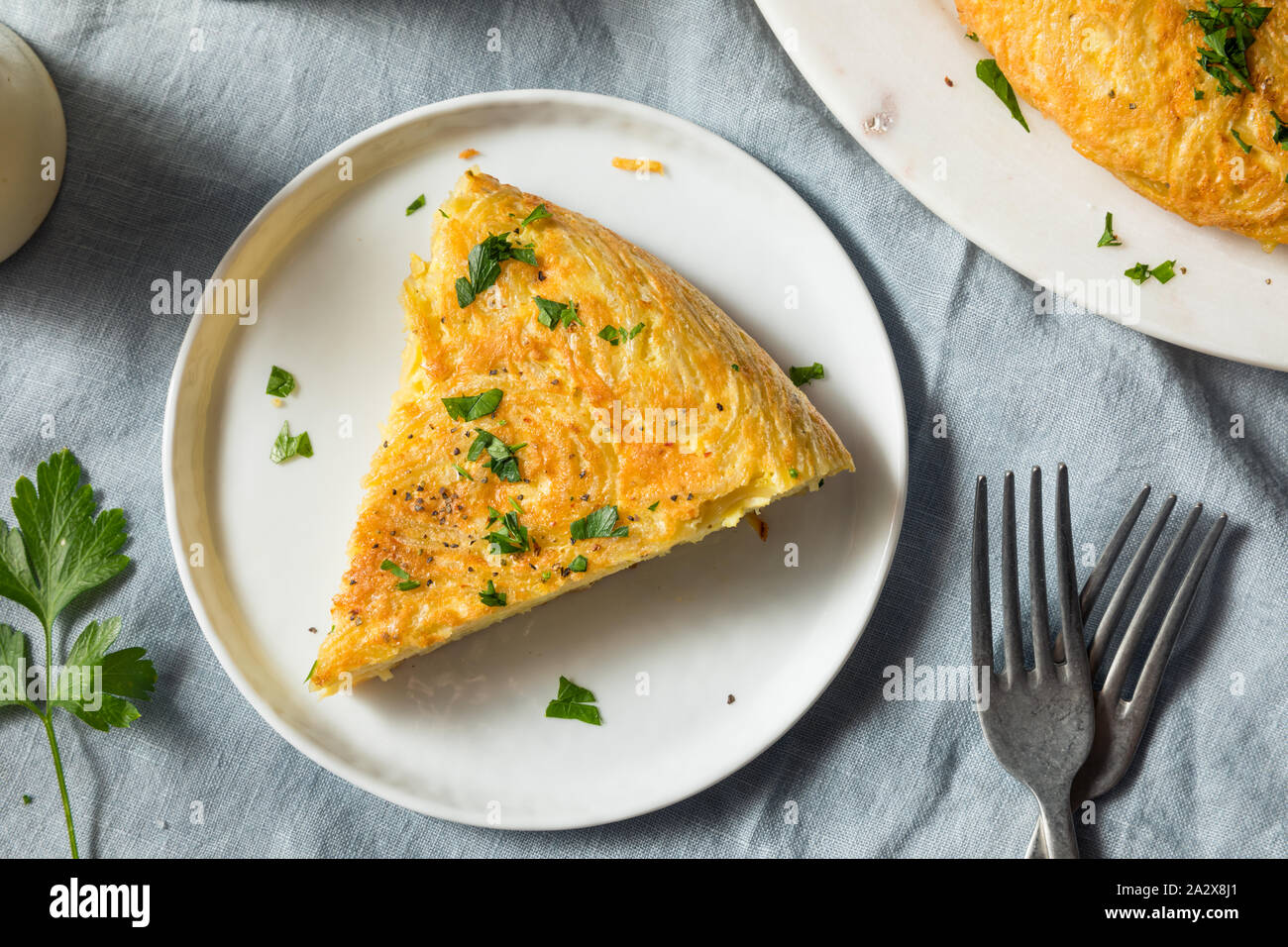 Hausgemachte Spaghetti Omelett mit Eiern und Petersilie Stockfoto