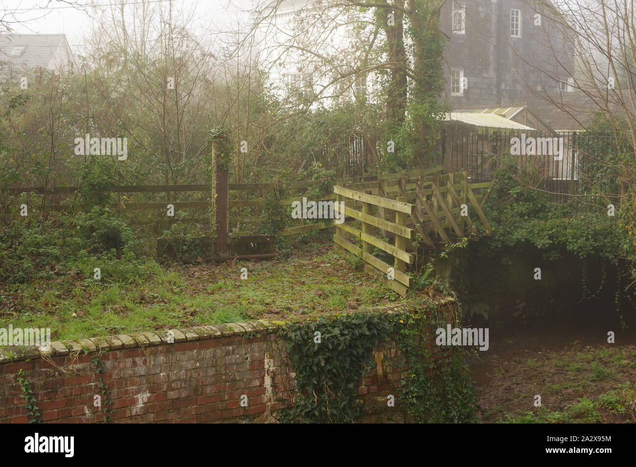 Gräfin Papierfabrik Verschleiß, Ruinen, die von der Mühle Gewaehrleistung auf einem nebligen Wintertag. Exeter, Devon, Großbritannien. Stockfoto