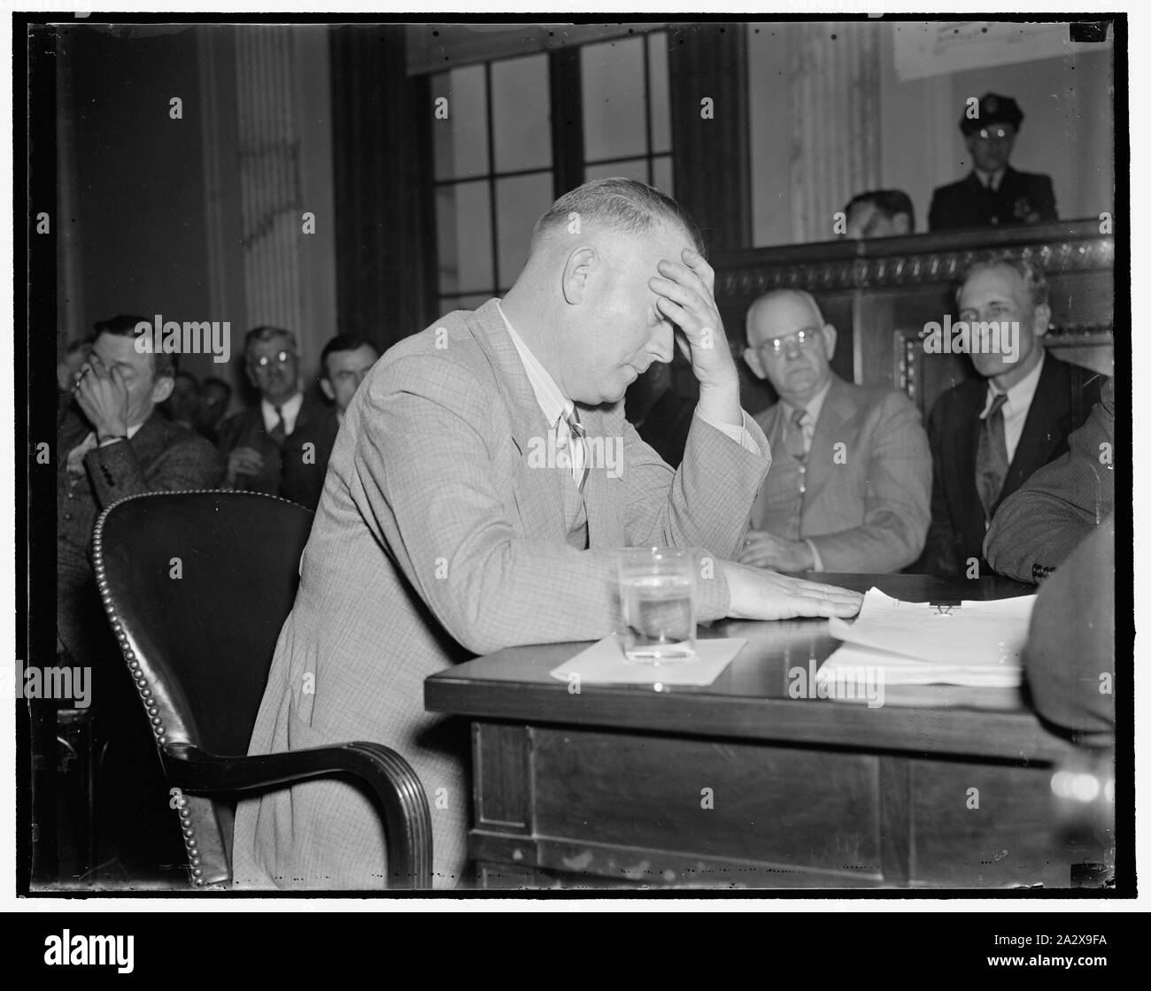 Reicher von $ 102,728 seit 1934, als er Sheriff von Harlan County, Ky. Washington, D.C., am 26. April. Es dauerte ein wenig schnell heute Denken auf den Teil der Polizeichef Theodore R. Middleton, von Harlan County, wie er durch den Senat Ausschuss für bürgerliche Freiheiten, Justiz und Inneres in Bezug auf die weath er seitdem Sheriff im Jahre 1934 erworben wurde in Frage gestellt. Er ließ seinen Reichtum vermehrt $ 102,728 seit der Übernahme der Aufgabe der Sheriff vor drei Jahren hatte. Seine neuen Beteiligungen inklusive Aktien im Steinkohlenbergbau, ein $ 18.000 $ 25.000 Farm, ein Geschäft zu errichten, und die Kohle landet. Während dieser Zeit hat er weniger als 5.000 $ pro Jahr sa reaceived Stockfoto