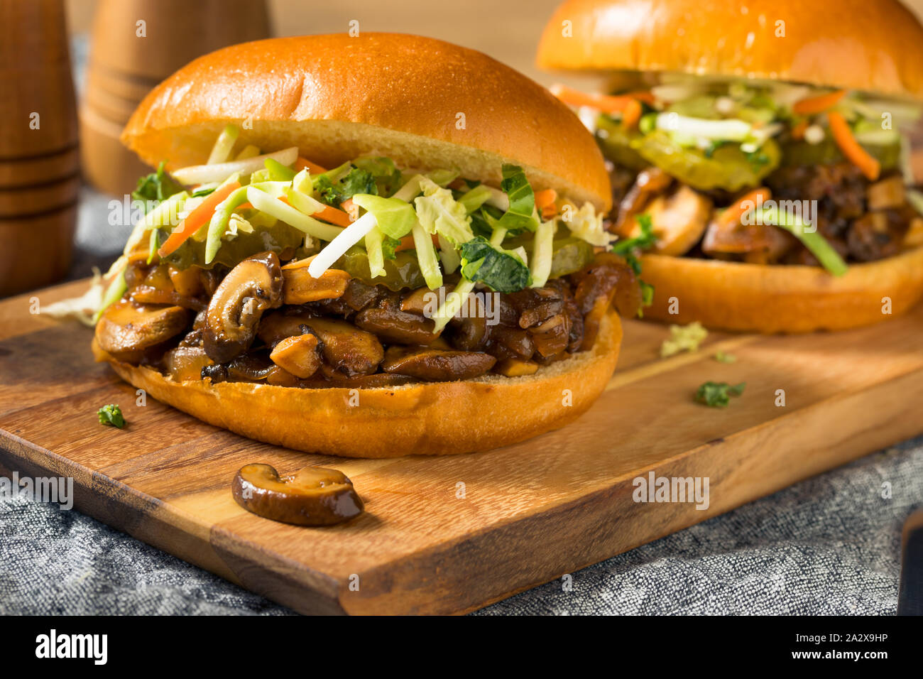 Vegane Grill zog Pilz Sandwich mit Colelsaw Stockfoto