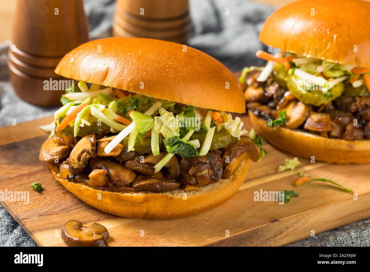 Vegane Grill zog Pilz Sandwich mit Colelsaw Stockfoto