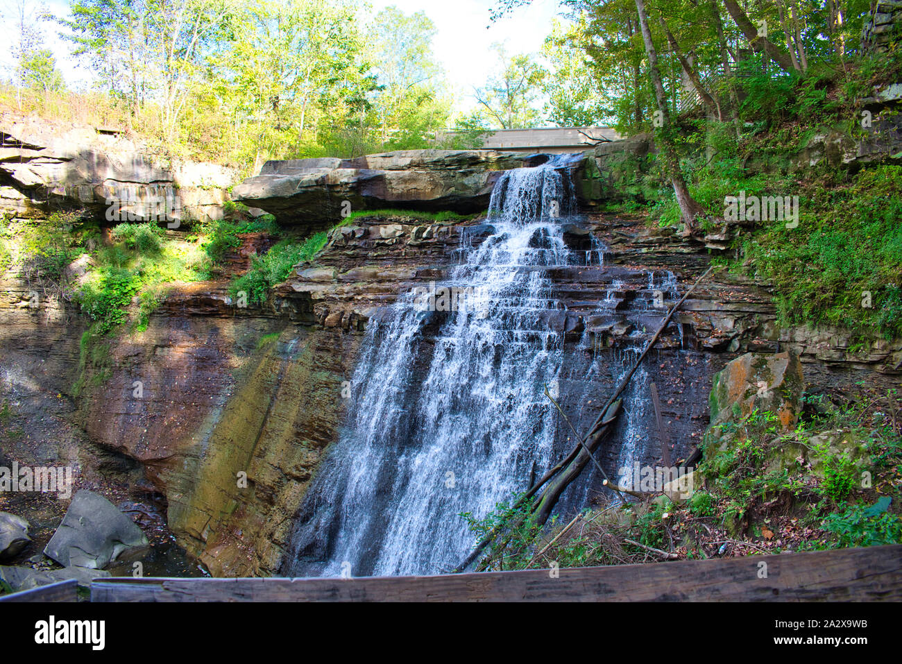 Brandywine fällt bei der Cuyahoga Valley National Park. Blaues Wasser hetzen über farbige Felsen an einem sonnigen Tag. Im Wald isoliert. Stockfoto