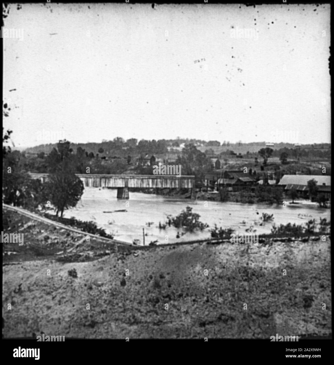 Richmond, Virginia Railroad Bridge und der alten Herrschaft Eisen- und Nagel arbeitet auf Belle Isle Stockfoto