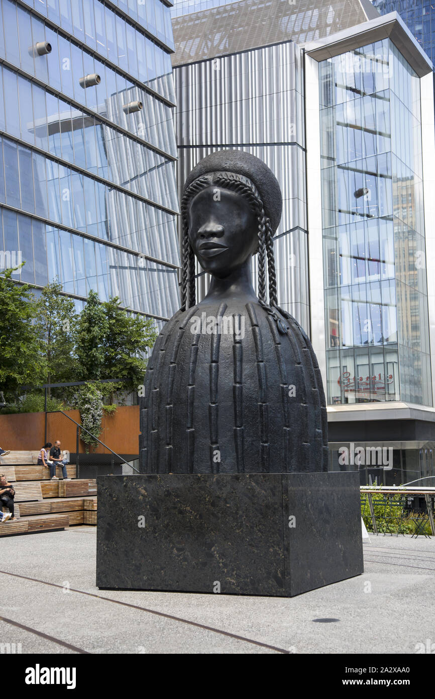 Der im Juni 2019 neu eröffnete Sockel ist der erste Raum der High Line – und einer der einzigen Orte in New York City –, der ausschließlich einer wechselnden Reihe neuer, monumentaler, zeitgenössischer Kunstaufträge gewidmet ist. Der Sockel befindet sich auf der Spur, dem neuesten Abschnitt der High Line an der 30th Street und 10th Avenue, wo ein großer offener Raum einen atemberaubenden Blick auf die Stadt bietet. Skulptur „Brick House“ von Simone Leigh Stockfoto