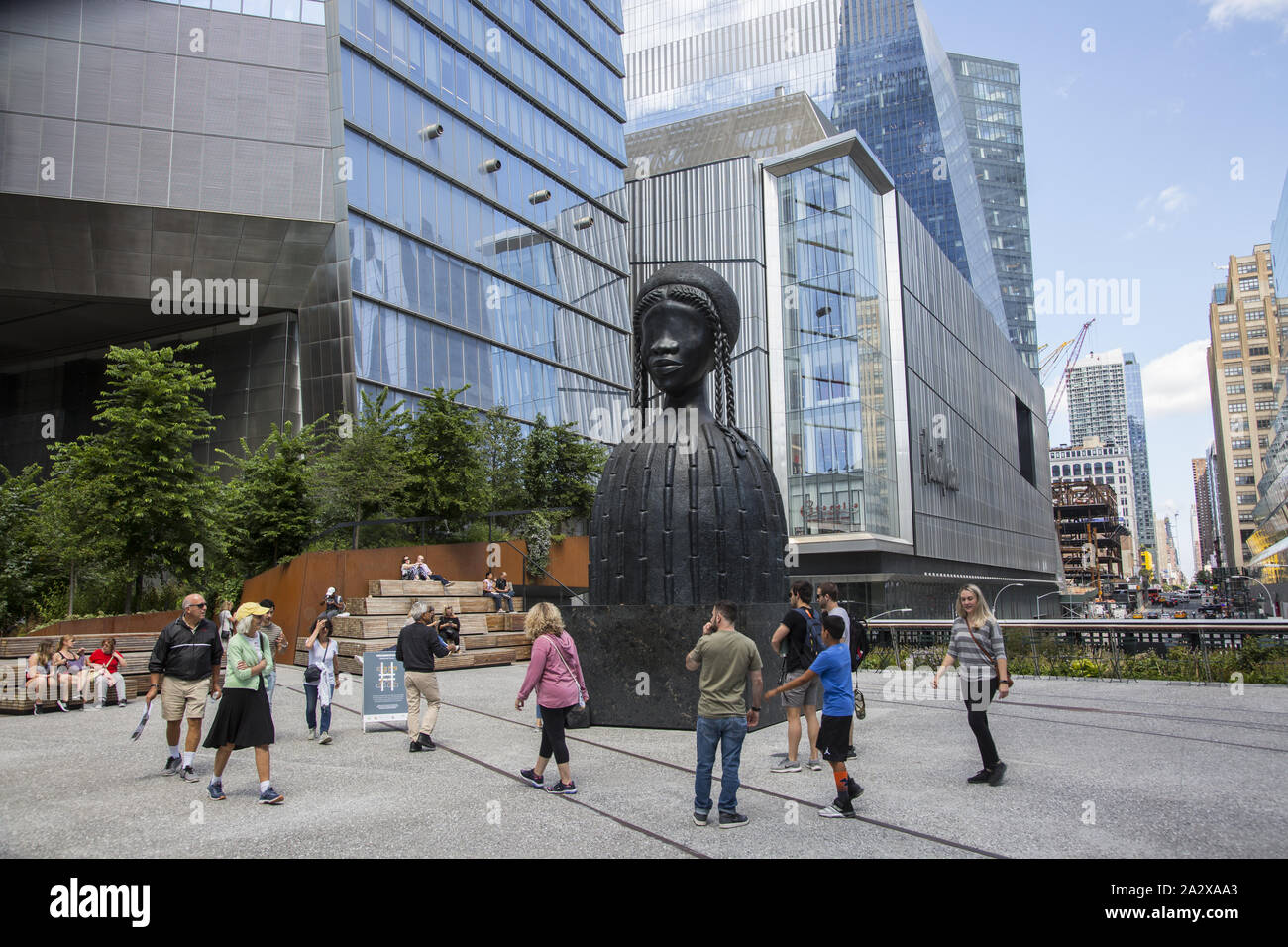 Der im Juni 2019 neu eröffnete Sockel ist der erste Raum der High Line – und einer der einzigen Orte in New York City –, der ausschließlich einer wechselnden Reihe neuer, monumentaler, zeitgenössischer Kunstaufträge gewidmet ist. Der Sockel befindet sich auf der Spur, dem neuesten Abschnitt der High Line an der 30th Street und 10th Avenue, wo ein großer offener Raum einen atemberaubenden Blick auf die Stadt bietet. Skulptur von Simone Leigh. simone leigh Backsteinhaus Stockfoto