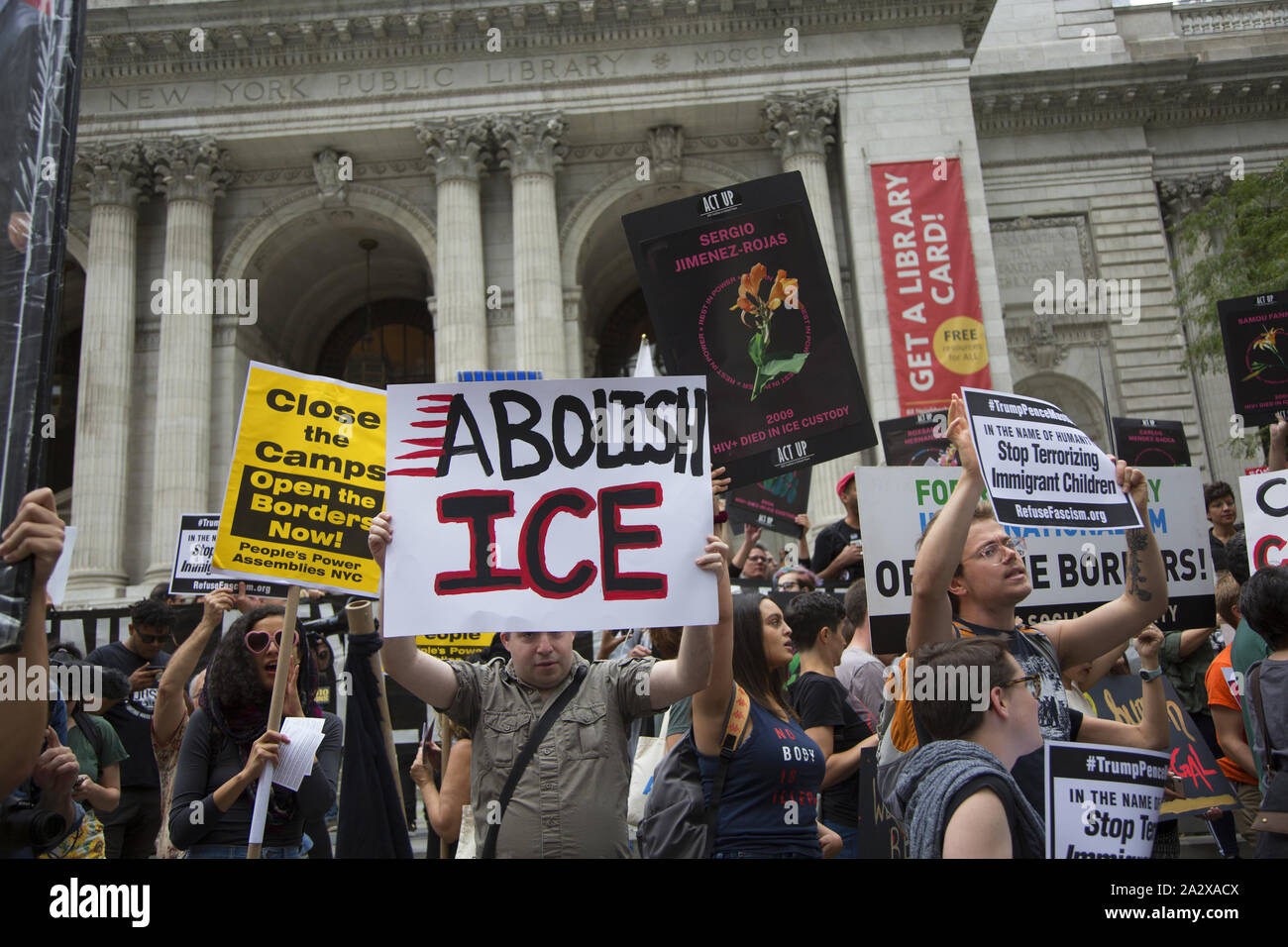 "In der Nähe der Camps" und "Efund ICE' Kundgebung an der New York Public Library und März zu einer Microsoft Store auf der 5th Avenue, wo Festnahmen für die Blockierung der Eingang gemacht wurden. Microsoft arbeitet mit Eis. Manhattan, NYC. Stockfoto