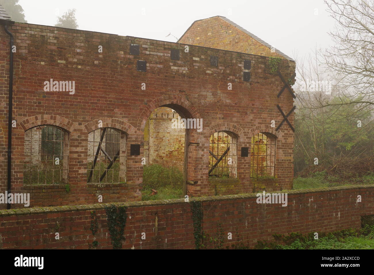 Gräfin Verschleiß Papierfabriken, ruiniert Viktorianischen Mühle, an einem trüben Wintertag. Exeter, Devon, Großbritannien. Stockfoto