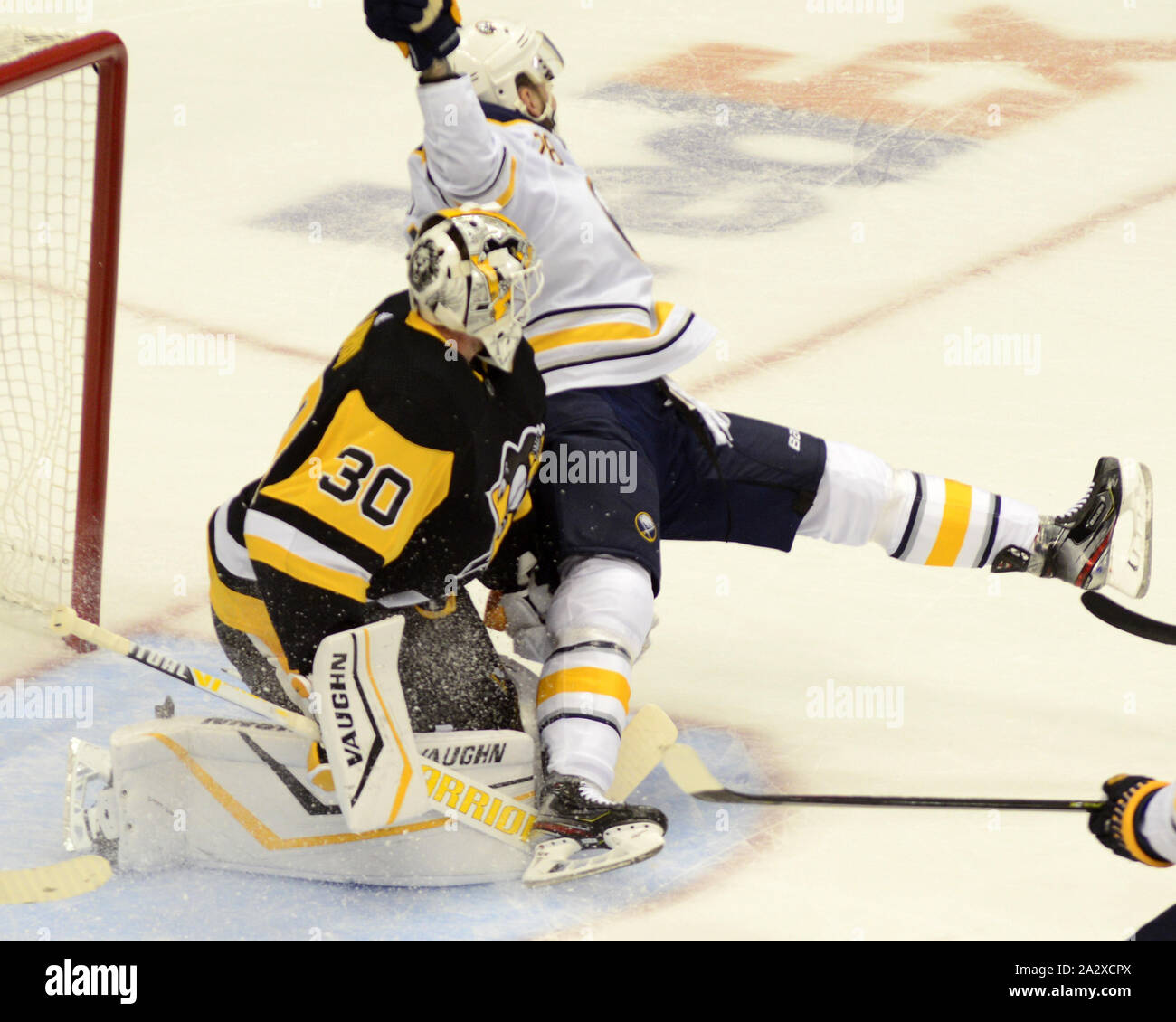 Pittsburgh, USA. 03 Okt, 2019. Buffalo Sabres Zentrum Zemgus Girgensons (28) kollidiert mit Pittsburgh Penguins Torwart Matt Murray (30) während der ersten Zeit bei PPG Malt Arena in Pittsburgh onThursday, 3. Oktober 2019. Foto von Archie Tischler/UPI Quelle: UPI/Alamy leben Nachrichten Stockfoto