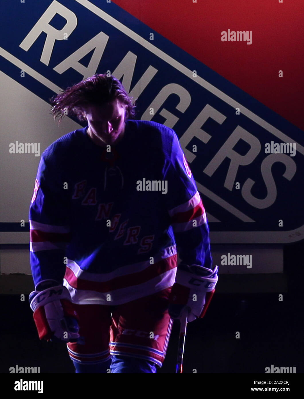 New York, Vereinigte Staaten. 03 Okt, 2019. New York Rangers Jakob Trouba Schritte aus, um das Eis, wenn er vor dem Förster erstes Spiel der Saison 2019 gegen die Winnipeg Jets im Madison Square Garden am Donnerstag, Oktober 3, 2019 in New York City eingeführt wird. Foto von John angelillo/UPI Quelle: UPI/Alamy leben Nachrichten Stockfoto