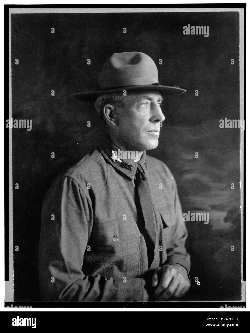 Robert H. Allen, halbe Länge studio Portrait, Recht, tragen Uniform Stockfoto
