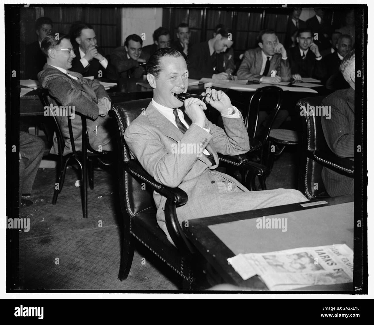 Filmstar Robert Montgomery vor dem Senatsausschuss. Washington, D.C., den 3. April. Die S.r.o. Zeichen wurde heute im Senat Interstate Commerce Committee Hearing hing wie Robert Montgomery, Filmstar, erschien seine Opposition zu einer Rechnung zu verbieten Block Buchung und Blind verkaufen zwei Handelspraktiken, die Eindämmung der ermessen, dass ein Film Haus Eigentümer bei der Auswahl der Bilder in seiner Gemeinschaft gezeigt hat, zum Ausdruck bringen. Als ehemaliger Präsident der Screen Actors Guild, Montgomery im Ausschuss gesagt, dass die Gilde und ihre Anwälte sind sehr eindeutige Aussage, daß, wenn t Stockfoto