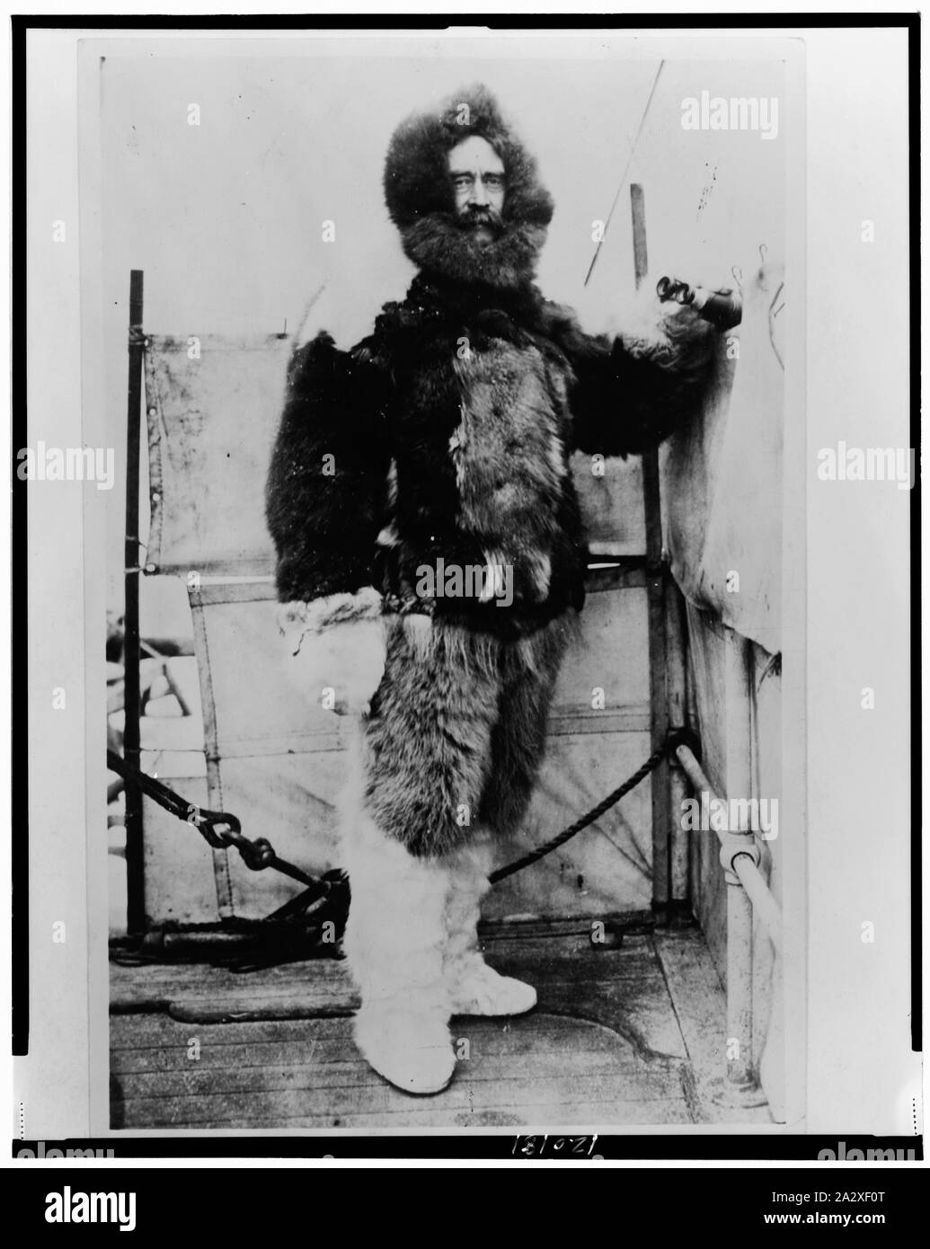 Robert Peary, full-length Portrait, stehend, nach vorne, in Fell Kleider Stockfoto