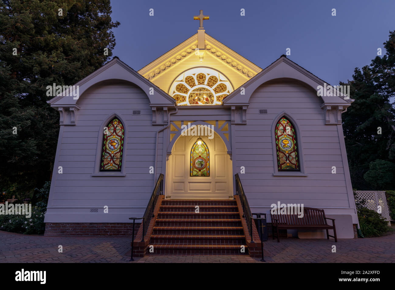 Menlo Park, Kalifornien - 2. Oktober 2019: Zurück Eingang der Kirche der Geburt. Stockfoto