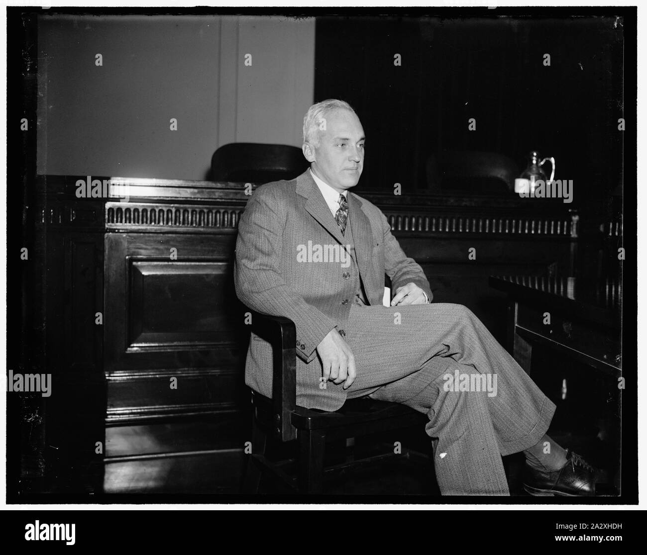 Rockefeller Schwiegersohn vor der Sec. Anfrage. Washington, D.C., 31.12.17. David Milton, John D. Rockefeller Son-in-law, erschienen vor der Sicherheiten und Austausch-Kommission Investment Trust Anfrage. Durch das Aufstellen von $ 13.000 in bar und 6500 Aktien der inaktiven Versicherung, Milton der Sec erzählt. Er gewann schließlich die Kontrolle über 218,000,000 $ Investitionen betreffen. Milton ist Präsident der Equity Corporation Stockfoto