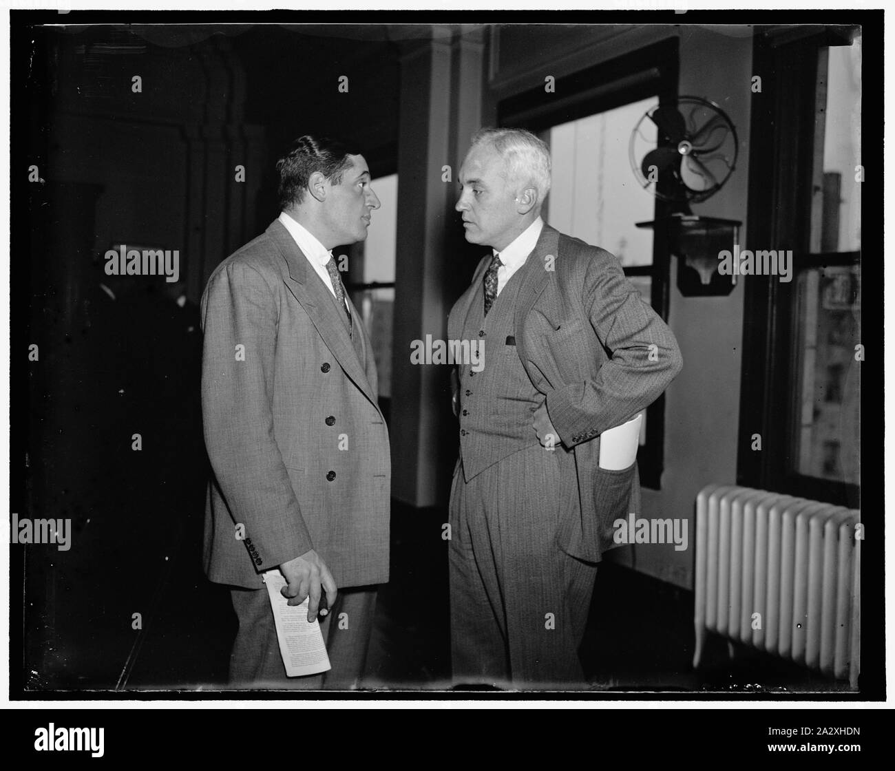 Rockefeller Son-in-law läuft in $ 13.000 $ 218,000,000, Sec. Anfrage erzählt. Washington, D.C., 31.12.17. Wie gewann er die Kontrolle über einen 218,000,000 $ Investitionen Sorge durch das Aufstellen von $ 13.000 in bar und 6.500 Aktien in einem inaktiven Versicherung die Securities und Exchange Commision heute von David Miltion, Sohn gesagt wurde von John D. Rockefeller. Milton ist dargestellt mit David Schenker, Links, Ratschläge für die Sec., die Durchführung der Investment Trust Anfrage ist Stockfoto