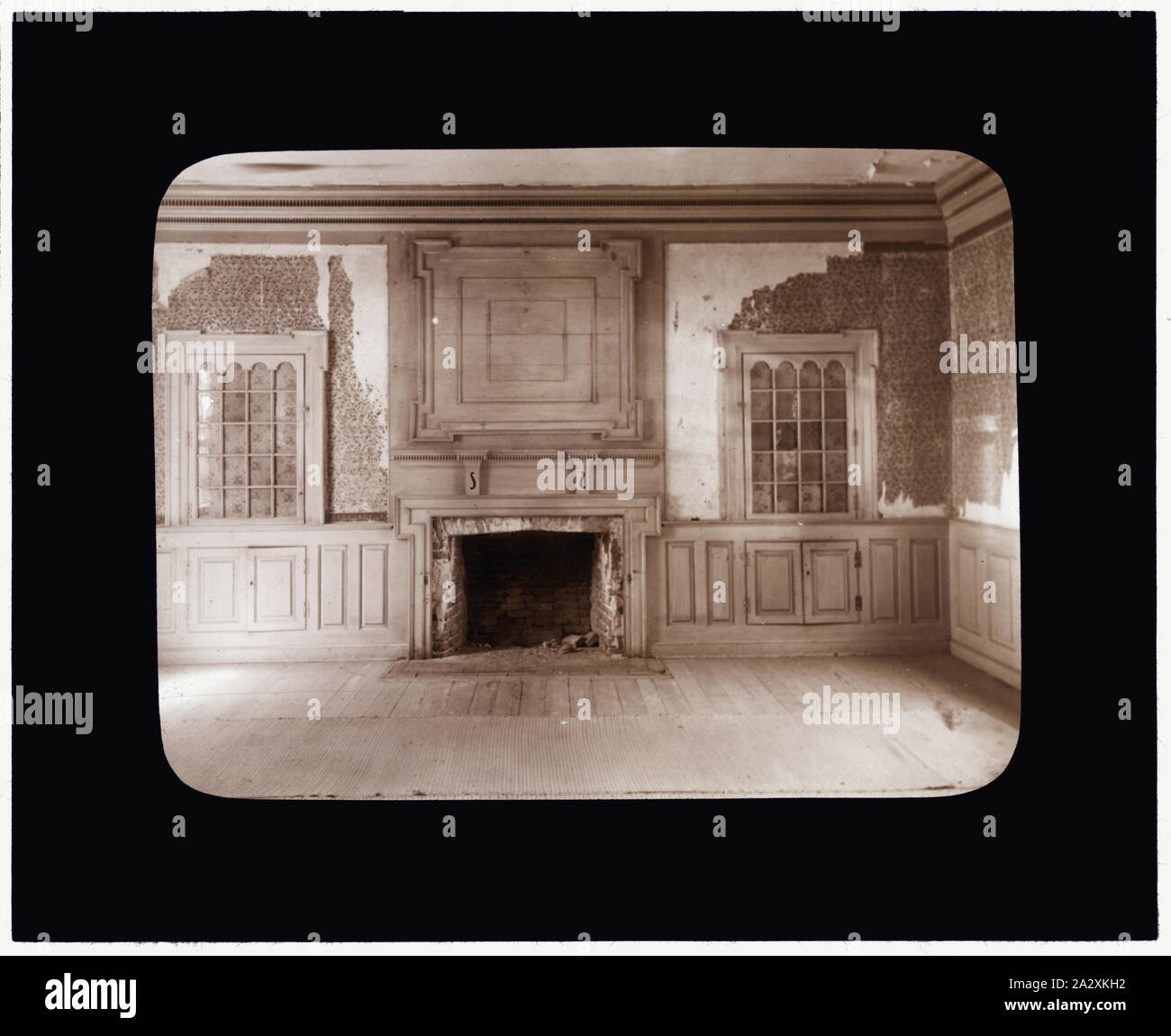 Rogers House, Craddockville, Accomac County. Kamin und getäfelten Surround Stockfoto