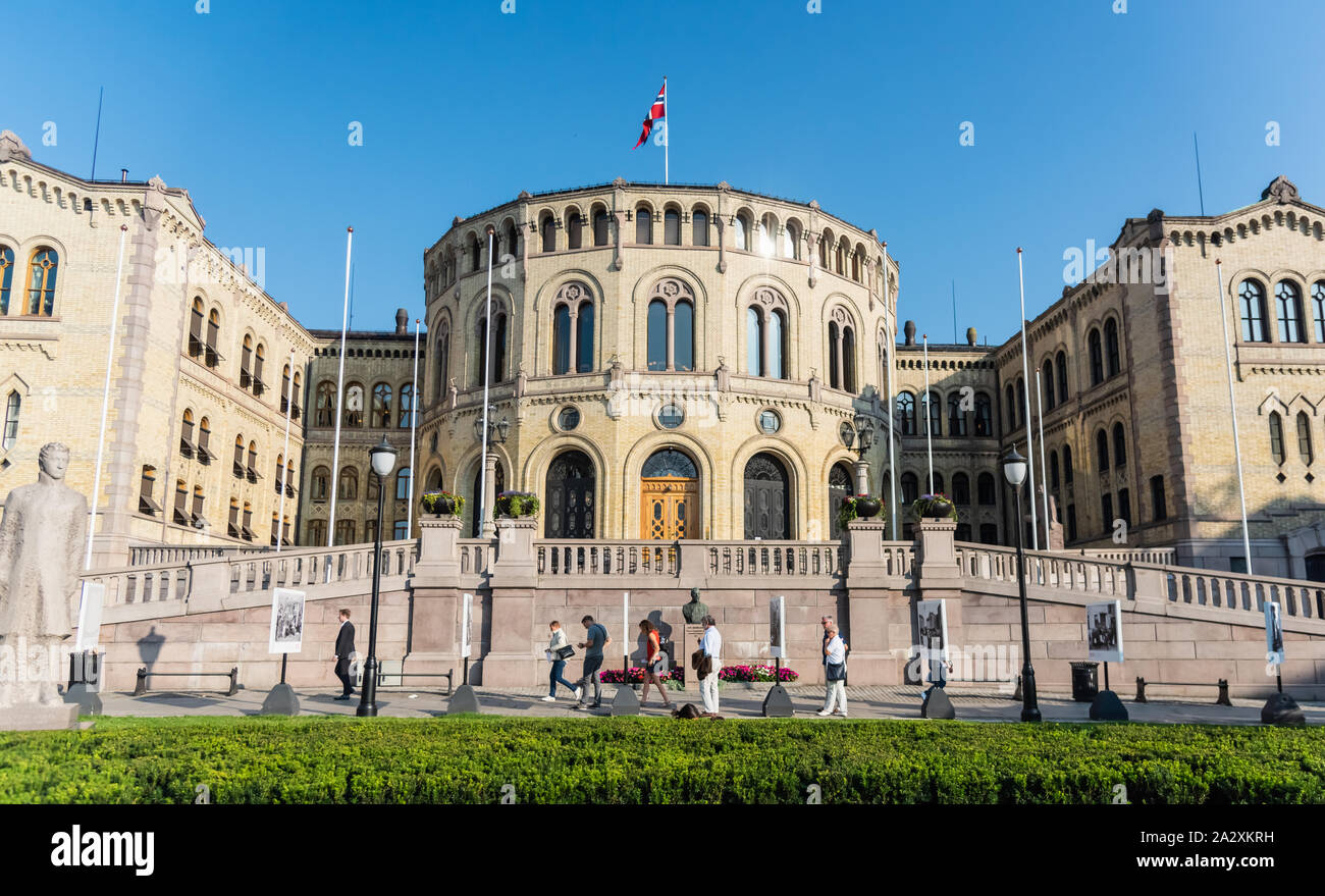 Oslo, Norwegen - 27.August 2019: Das Storting Gebäude oder Stortingsbygningen mit norwegischer Flagge im Zentrum von Oslo. Stockfoto