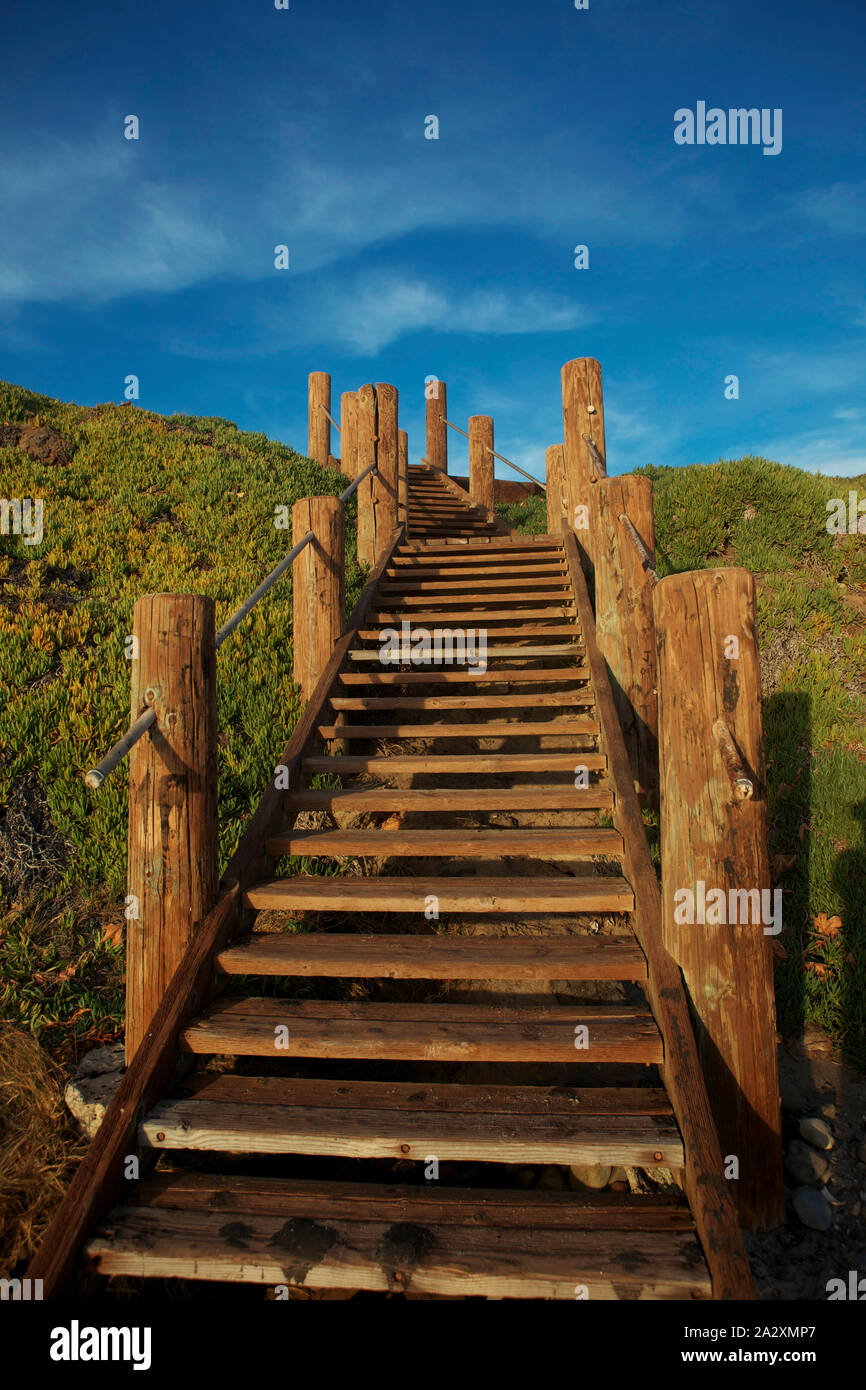 Am Strand Treppe aus Holz bis in den Himmel führt. Stockfoto