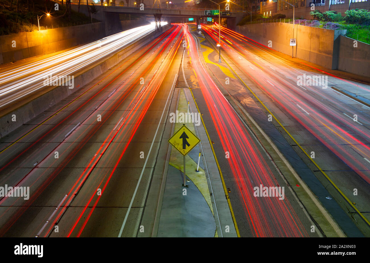 Eine lange Exposition einer Autobahn in der Nacht in der Stadt Los Angeles. Stockfoto