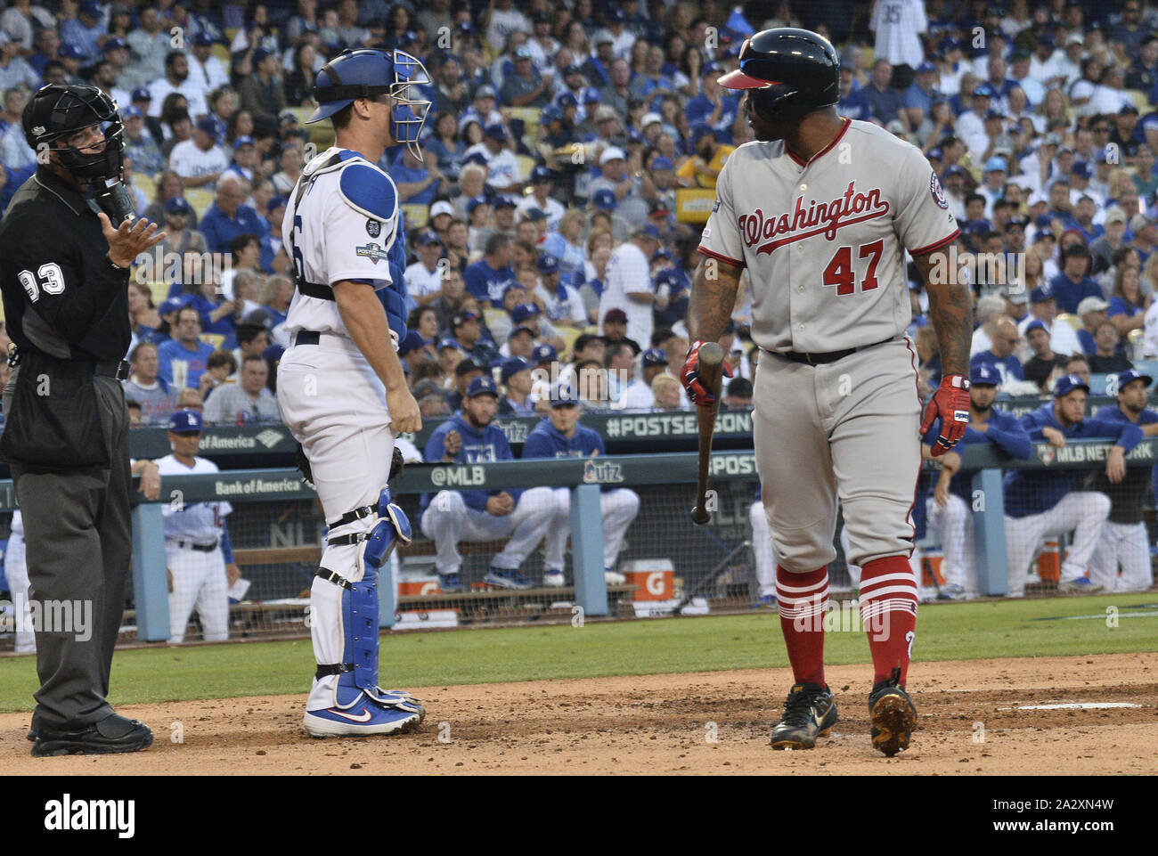 Los Angeles, USA. 03 Okt, 2019. Washington Nationals Howie Kendrick betrachtet die Home Plate Umpire wird wenig nach draußen auf die Streiks im zweiten Inning der MLB National League Division Series Spiel mit den Los Angeles Dodgers at Dodger Stadium in Los Angeles am Donnerstag, 3. Oktober 2019 benannt werden. Foto von Jim Ruymen/UPI. Quelle: UPI/Alamy leben Nachrichten Stockfoto