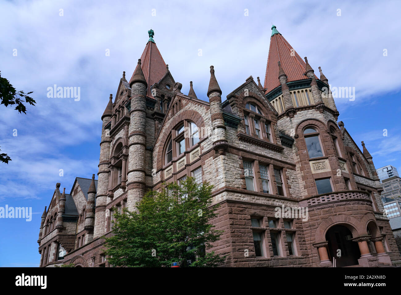 TORONTO - September 2019: an der Universität von Toronto hat ein Sortiment von beeindruckenden gotischen Gebäude aus dem 19. Jahrhundert auf einem großen schattigen Cam Stockfoto