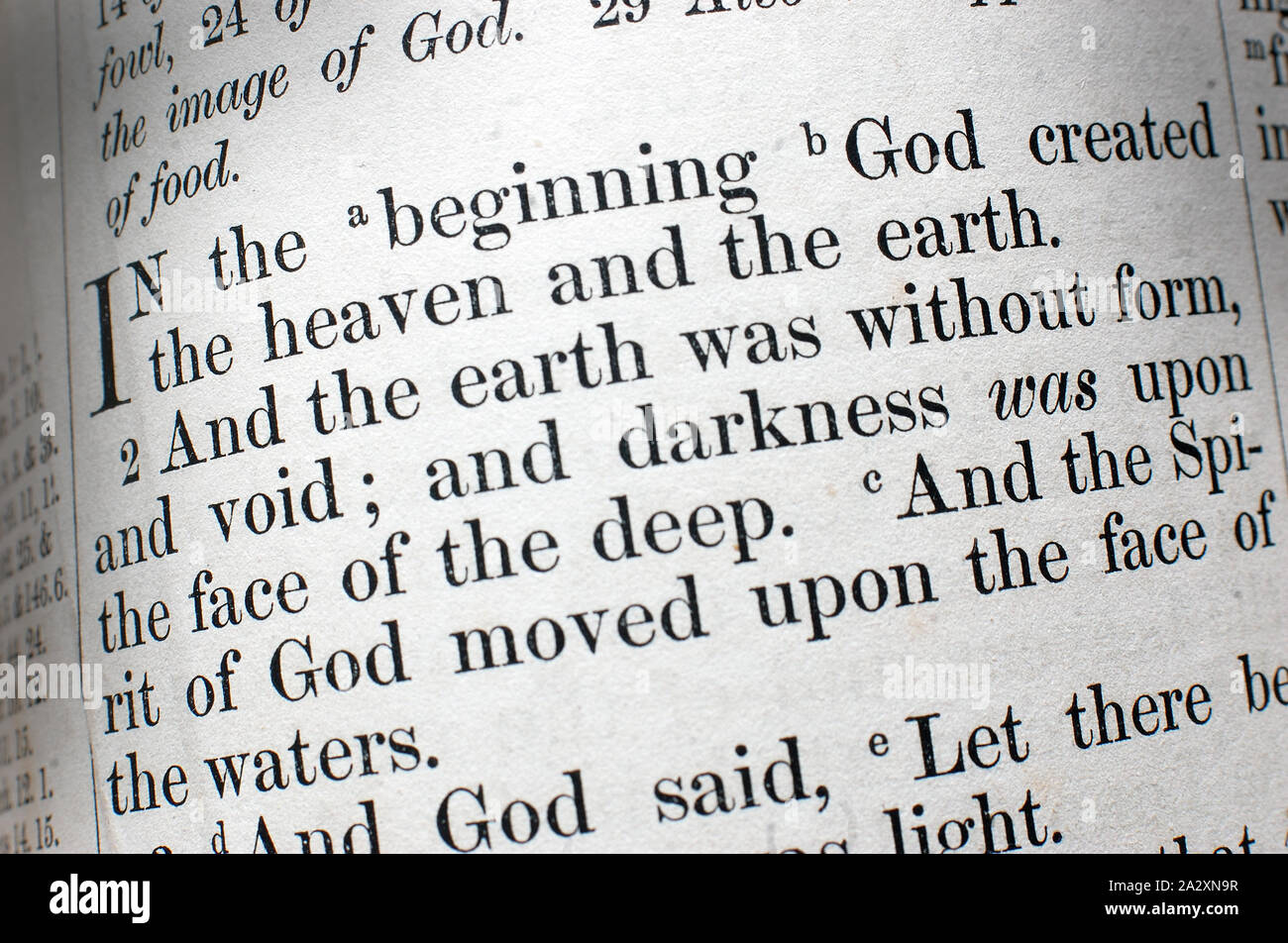 Zu Beginn des Buches Genesis in der autorisierten Version von der Heiligen Bibel Stockfoto